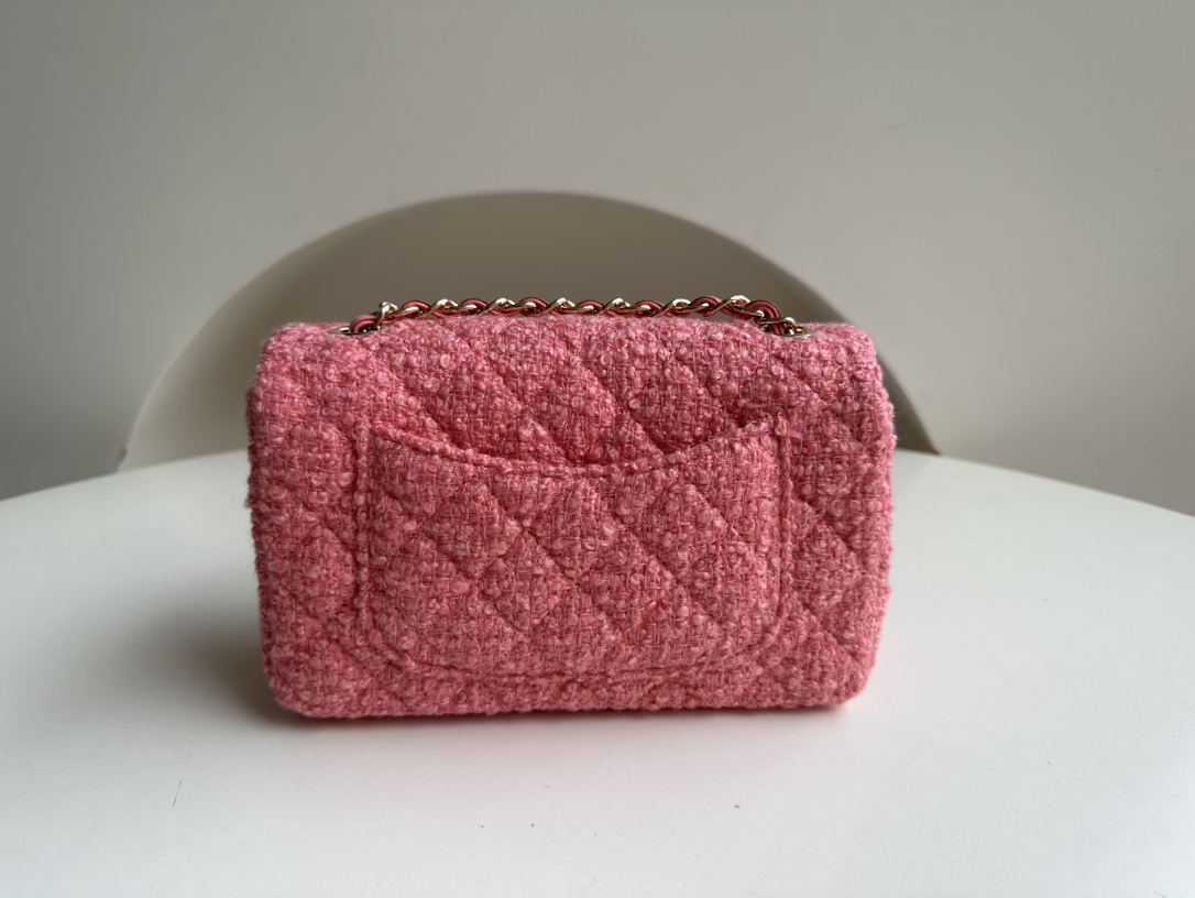 Special purchasing channel for CHANEL 22K autumn and winter style woolen CF. The pink girls heart is so gentle. Wear it casually and look like th