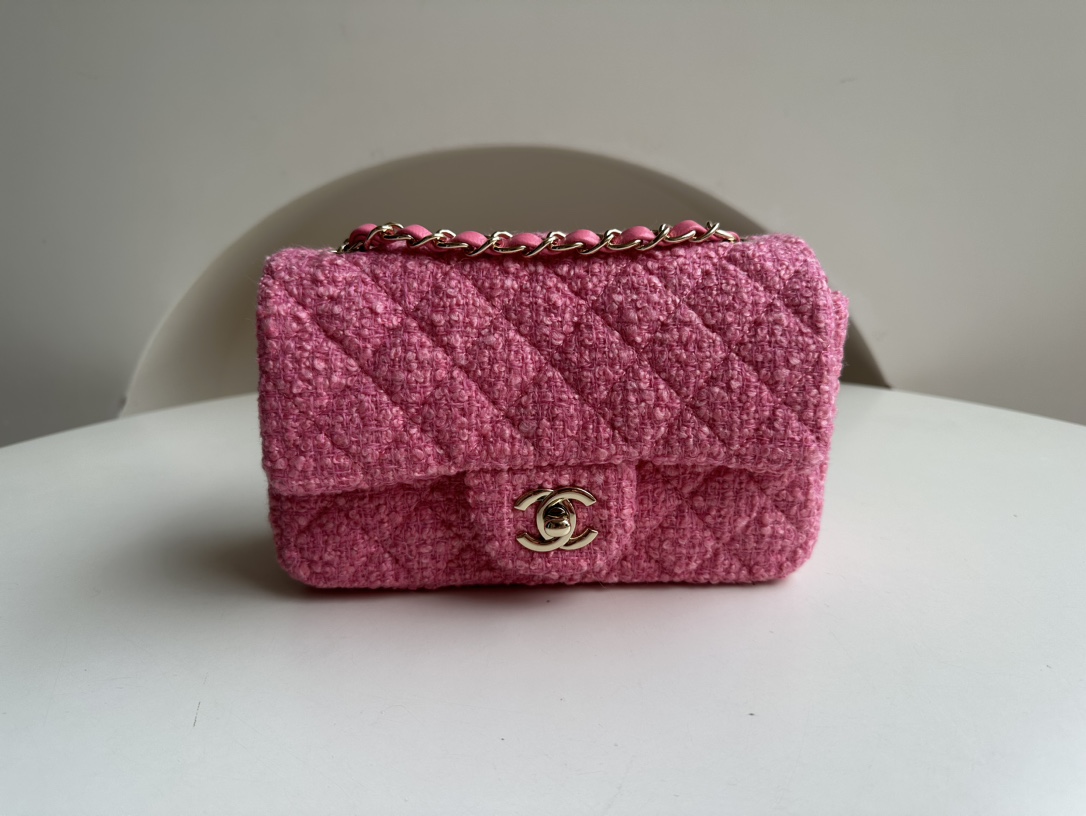 Special purchasing channel for CHANEL 22K autumn and winter style woolen CF. The pink girls heart is so gentle. Wear it casually and look like th