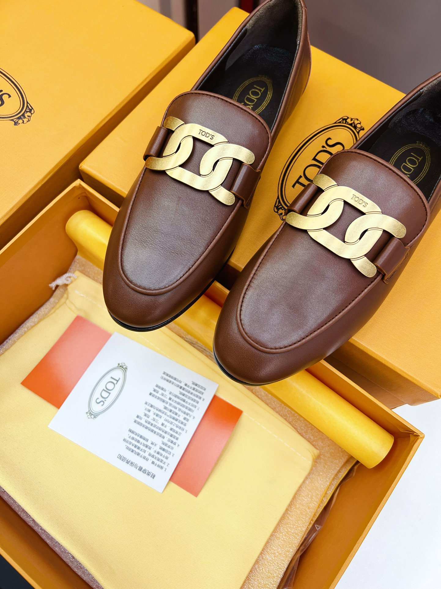 2020 Tod’s Retro-Linked Metal Leopards: High-Level Fashion with Hand-Suture Details - 图片 5