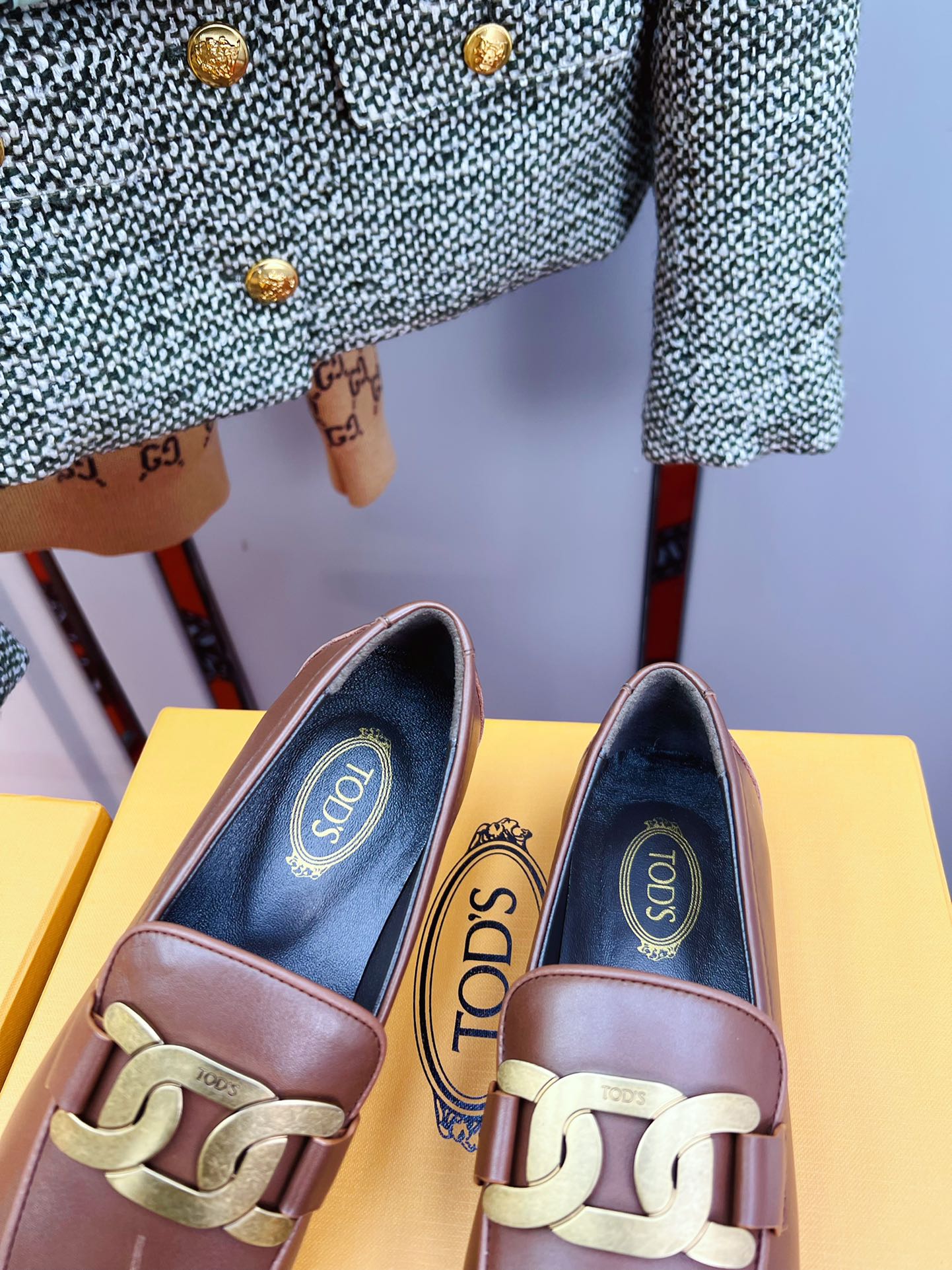 2020 Tod’s Retro-Linked Metal Leopards: High-Level Fashion with Hand-Suture Details - 图片 6