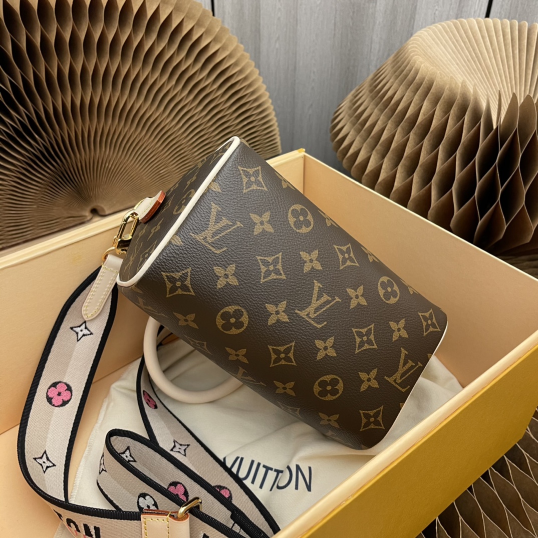 the Speedy Bandoulière 20 handbag captures the classic silhouette of the - Bag 4