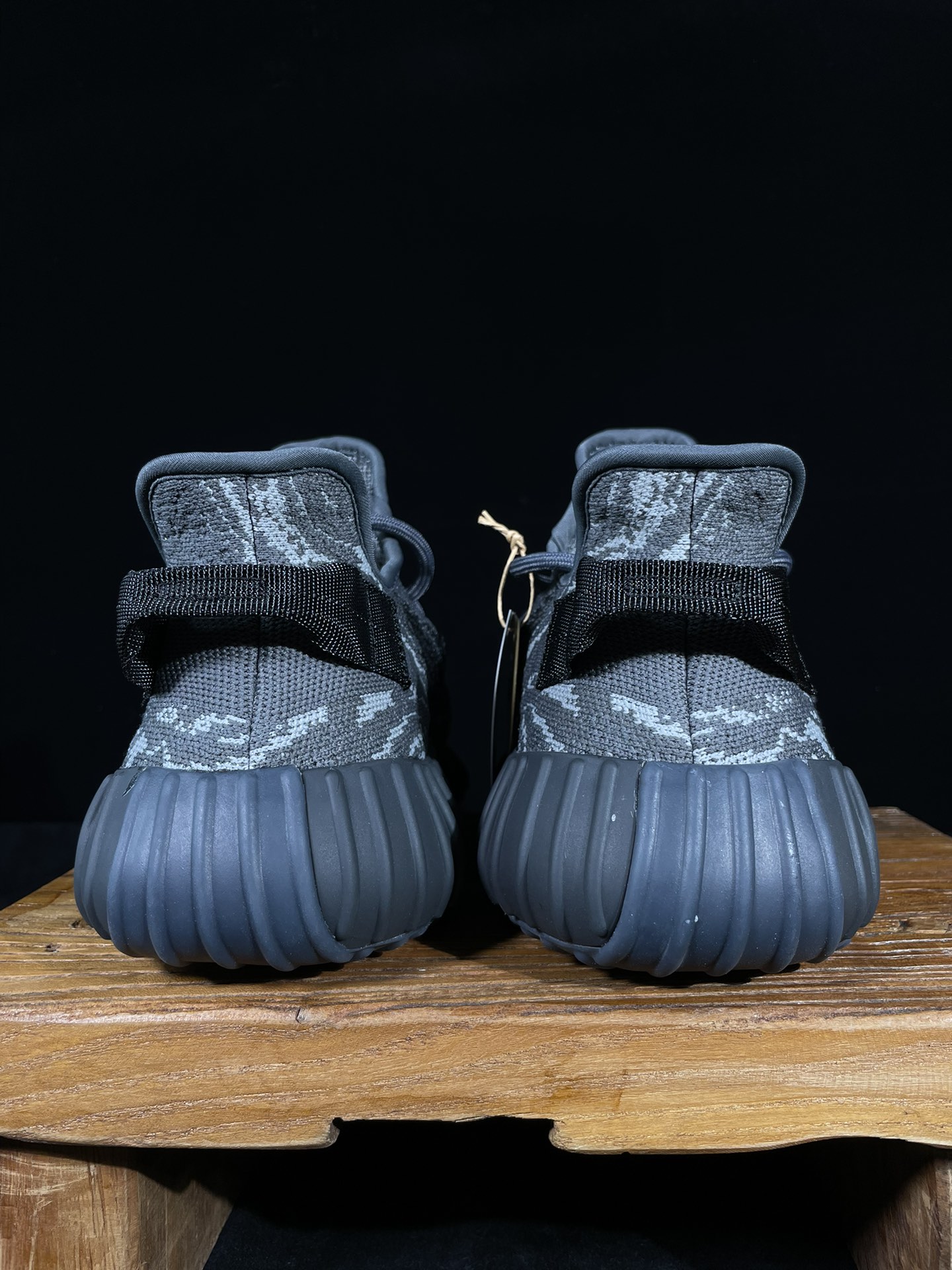 Yeezy 350v2暗黑暴龙兽！最强性价比版本懂货的看鞋型一眼便知 不用赘述货号：ID4811 尺码：