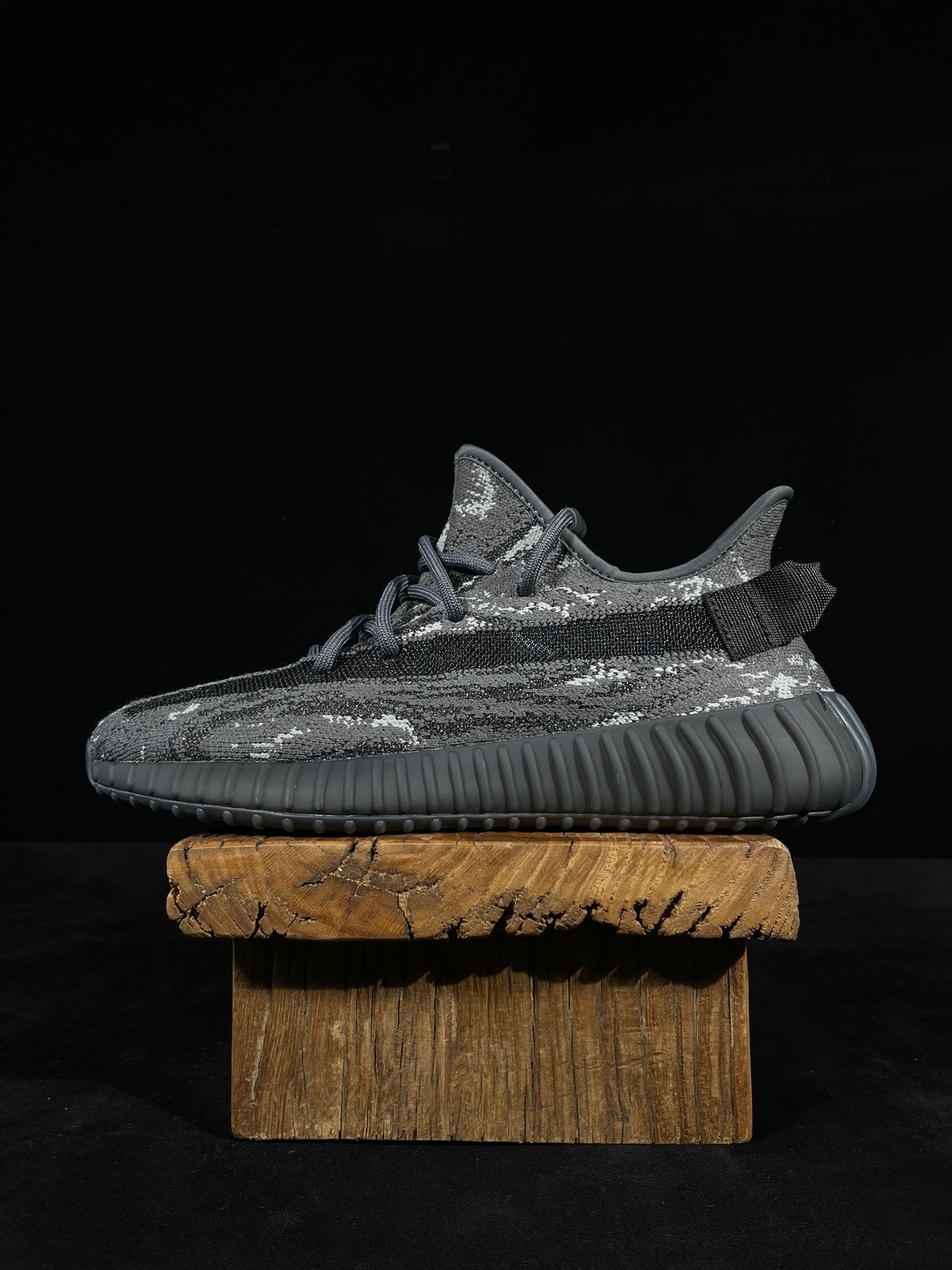 Yeezy 350v2暗黑暴龙兽！最强性价比版本懂货的看鞋型一眼便知 不用赘述货号：ID4811 尺码：