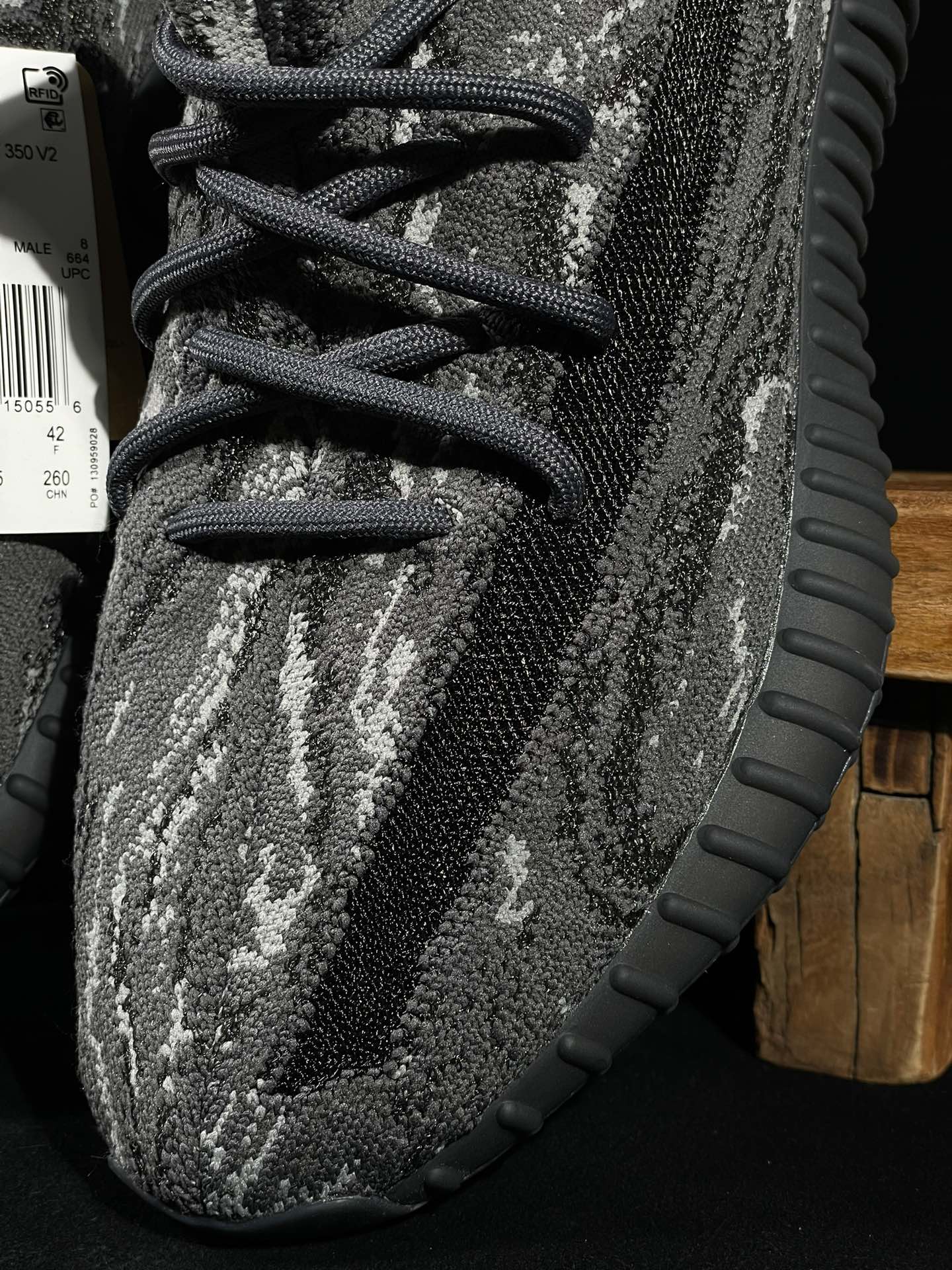 Yeezy 350v2暗黑暴龙兽！最强性价比版本懂货的看鞋型一眼便知 不用赘述货号：ID4811 尺码：