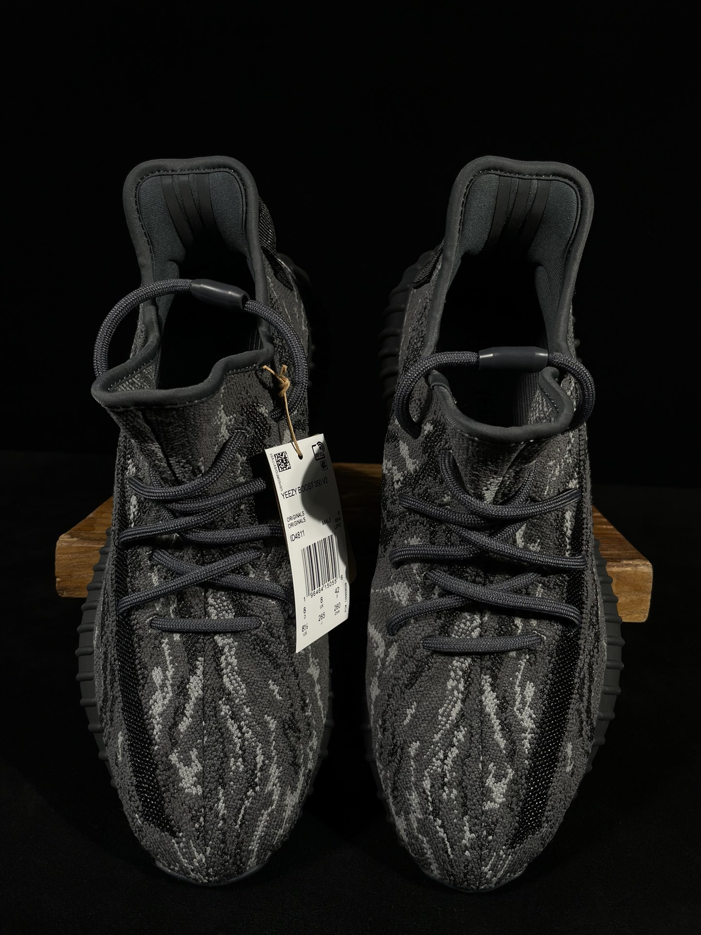 Yeezy 350v2暗黑暴龙兽！最强性价比版本懂货的看鞋型一眼便知 不用赘述货号：ID4811 尺码：