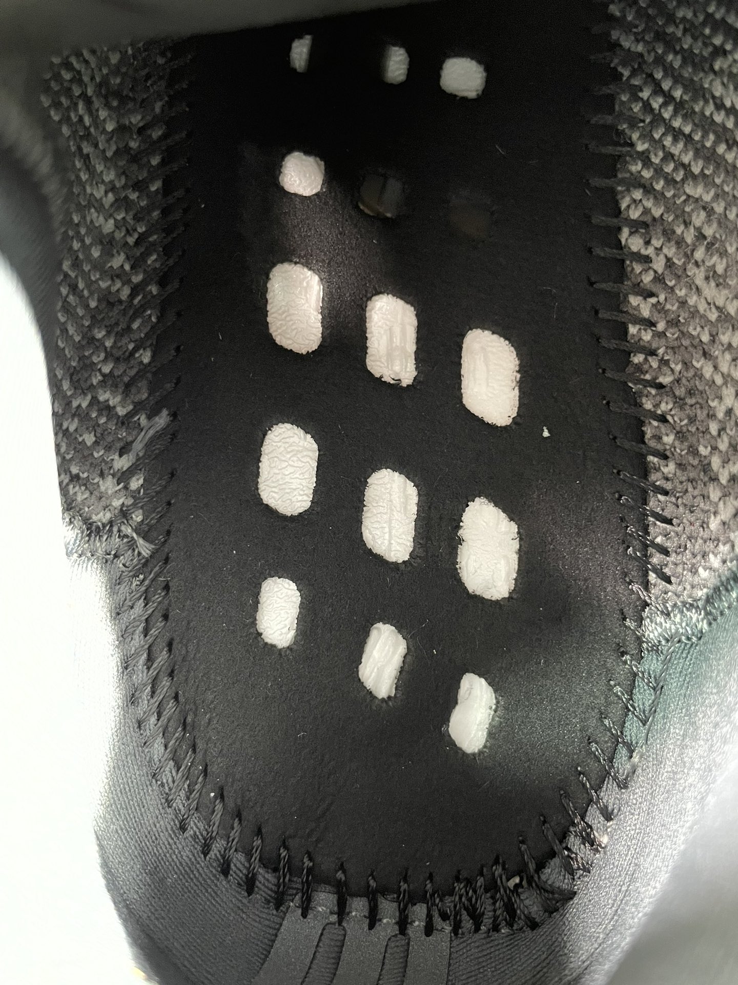 Yeezy 350v2暗黑暴龙兽！最强性价比版本懂货的看鞋型一眼便知 不用赘述货号：ID4811 尺码：