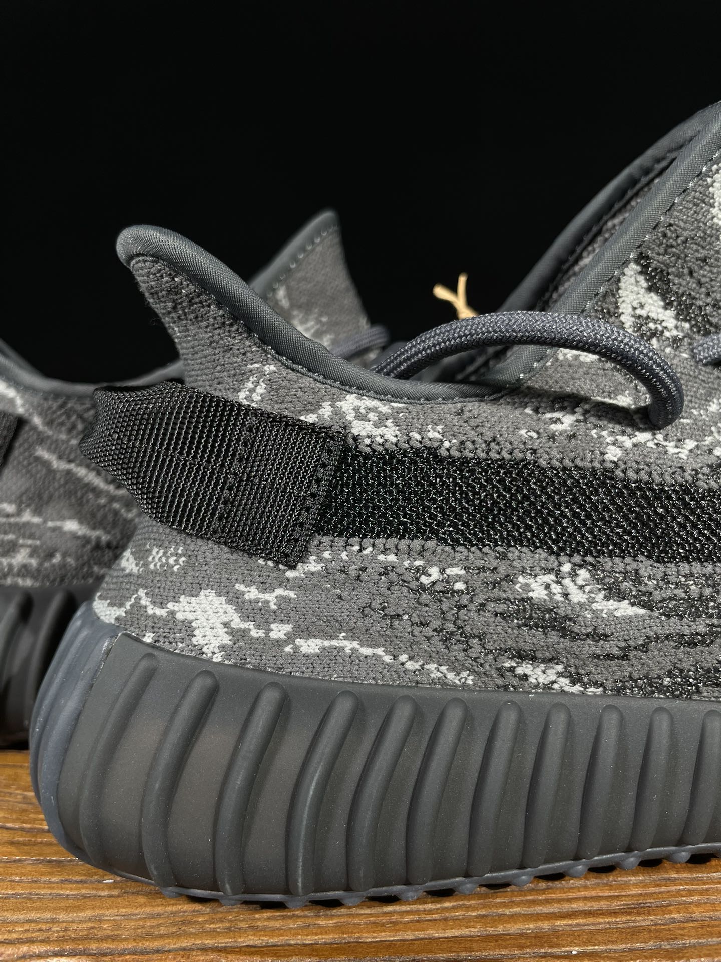 Yeezy 350v2暗黑暴龙兽！最强性价比版本懂货的看鞋型一眼便知 不用赘述货号：ID4811 尺码：