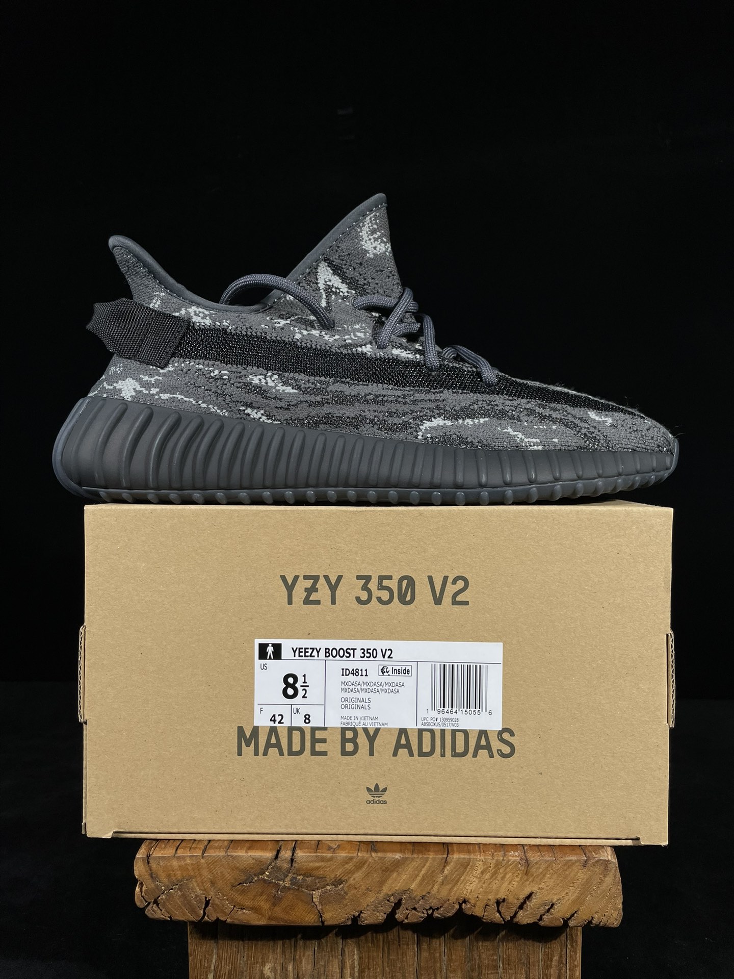 Yeezy 350v2暗黑暴龙兽！最强性价比版本懂货的看鞋型一眼便知 不用赘述货号：ID4811 尺码：
