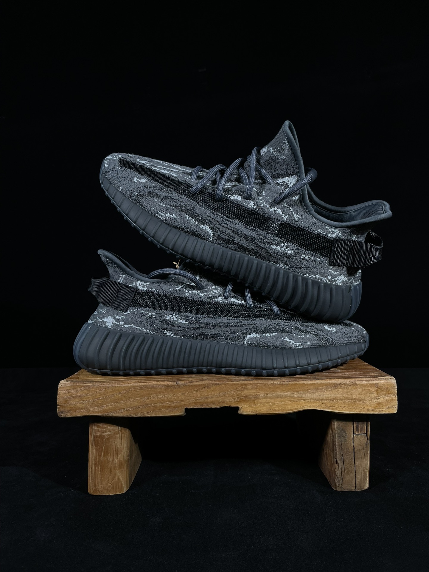 Yeezy 350v2暗黑暴龙兽！最强性价比版本懂货的看鞋型一眼便知 不用赘述货号：ID4811 尺码：
