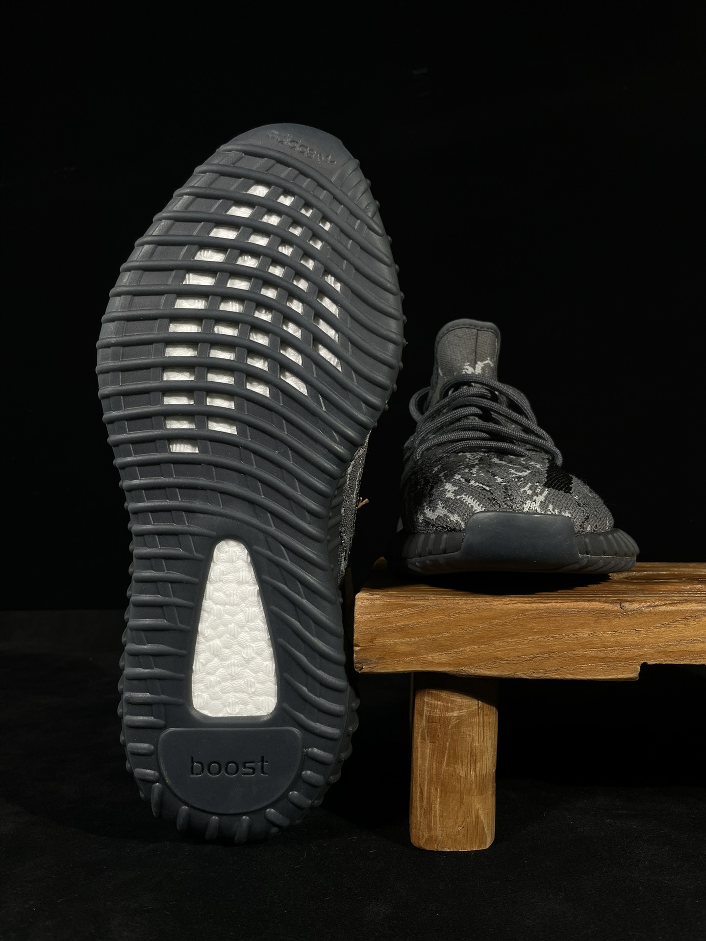 Yeezy 350v2暗黑暴龙兽！最强性价比版本懂货的看鞋型一眼便知 不用赘述货号：ID4811 尺码：