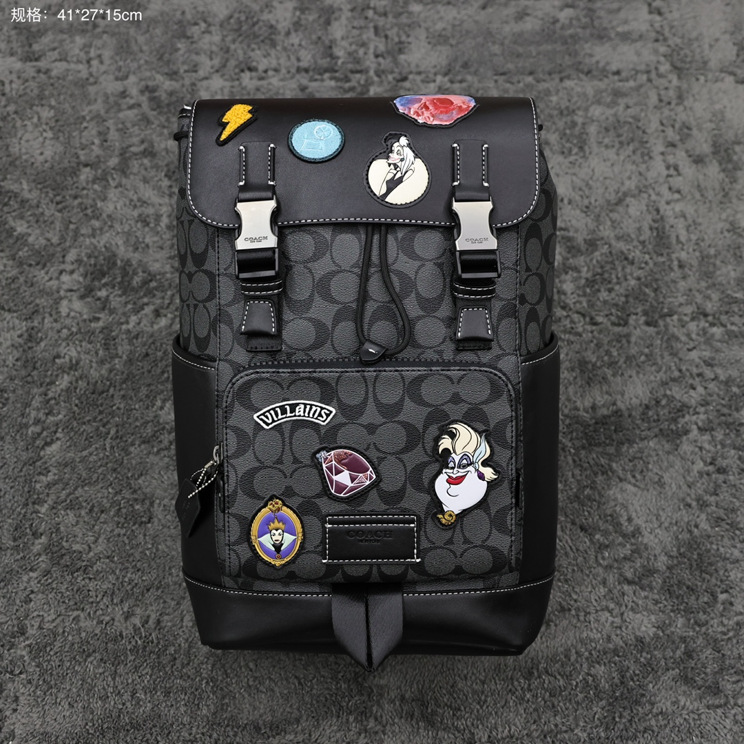 蔻驰迪士尼反派联名双肩💰320 迪士尼反派联名款,男士双肩包,不同工艺的徽章搭配,翻盖和抽绳设计更好的保护物品,内里具有多个隔层方便分类。 规格:41.5*27*15cm