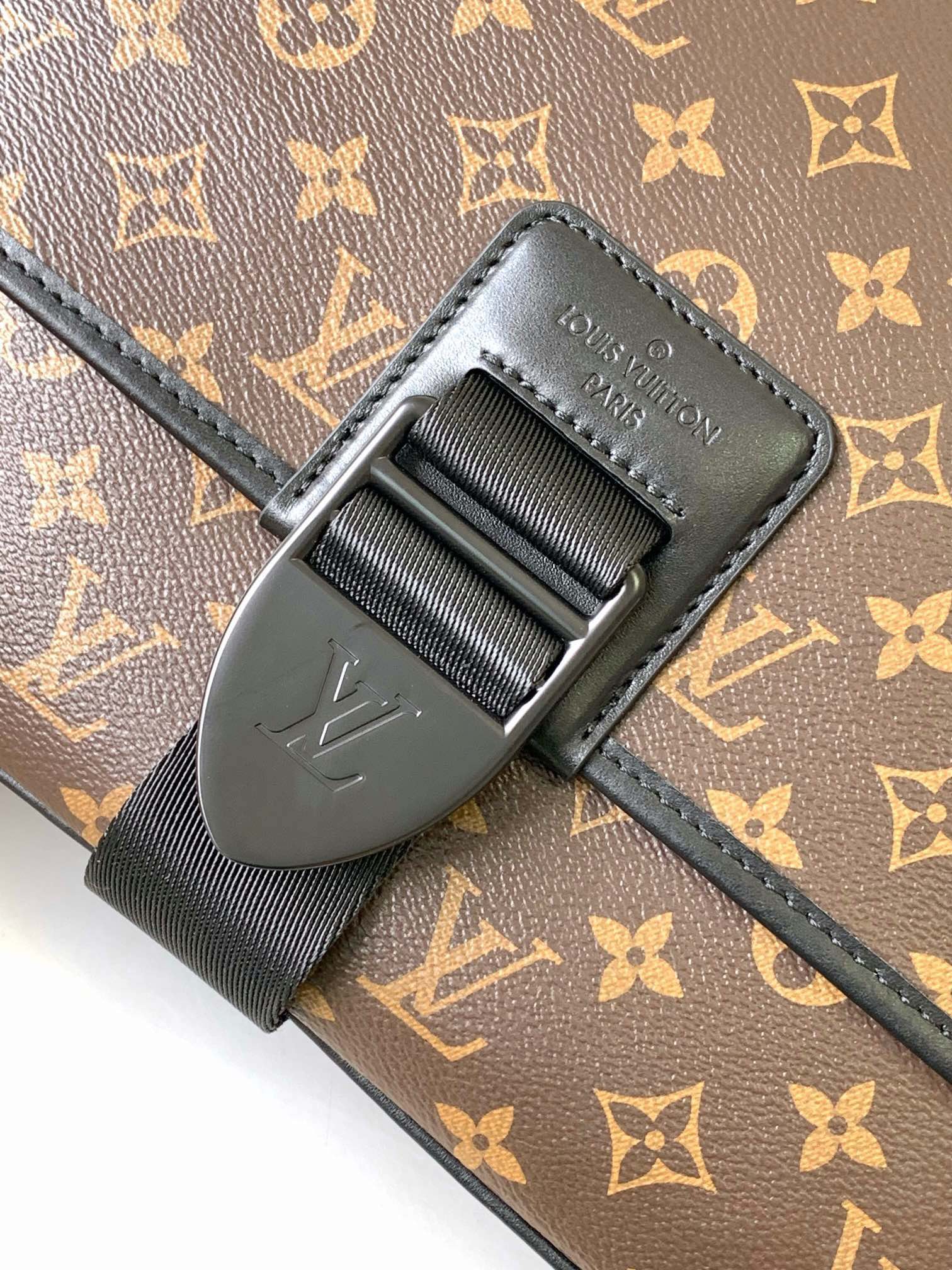 LOUIS VUITTON M46328 ARCHY Medium Messenger Bag