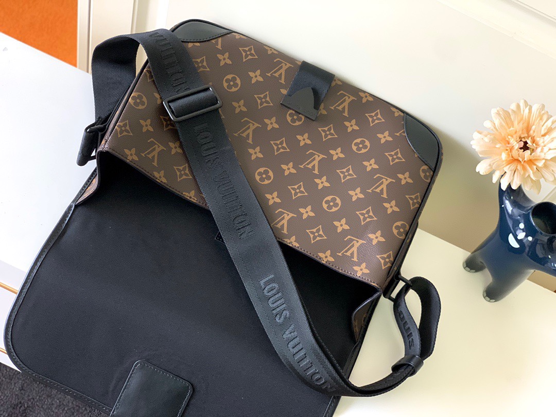 LOUIS VUITTON M46328 ARCHY Medium Messenger Bag