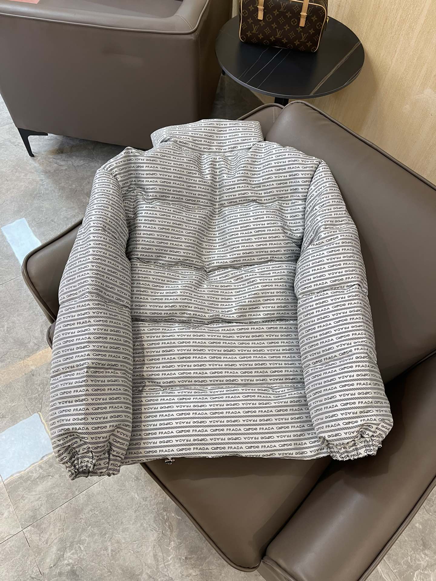 羽绒服特价‼️
T8262#prada 字母印花 90% 白鹅绒 羽绒服 白色 黄色 36/38/40