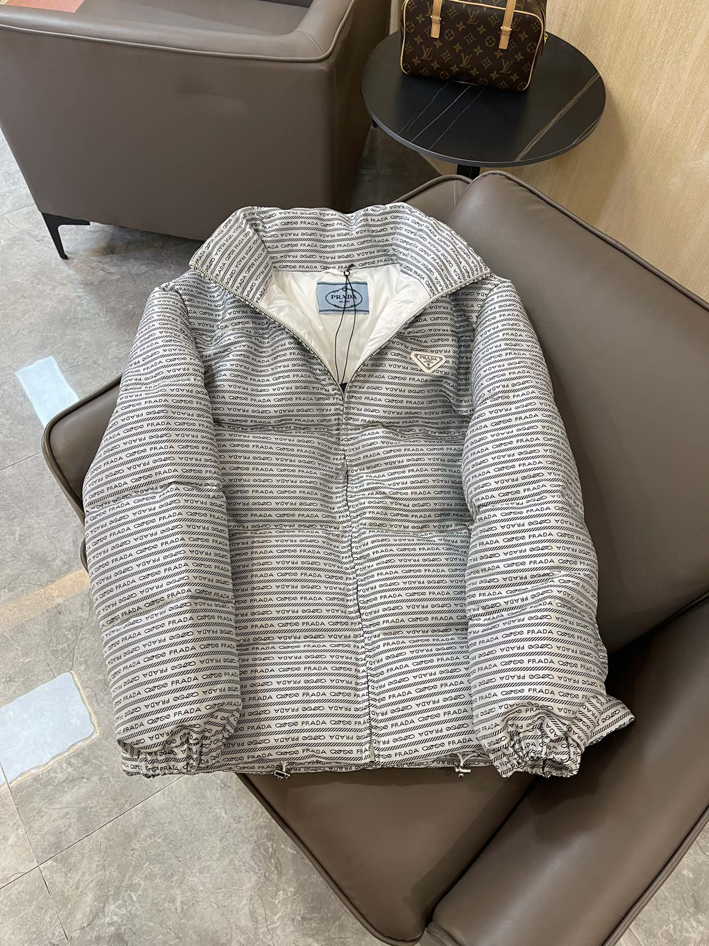 羽绒服特价‼️
T8262#prada 字母印花 90% 白鹅绒 羽绒服 白色 黄色 36/38/40