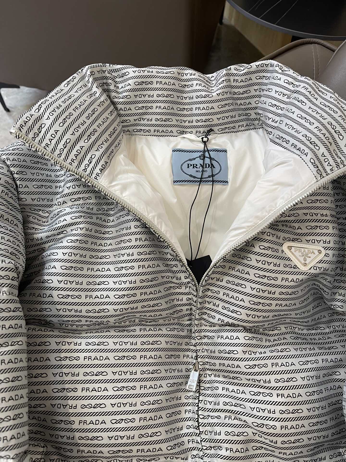 羽绒服特价‼️
T8262#prada 字母印花 90% 白鹅绒 羽绒服 白色 黄色 36/38/40