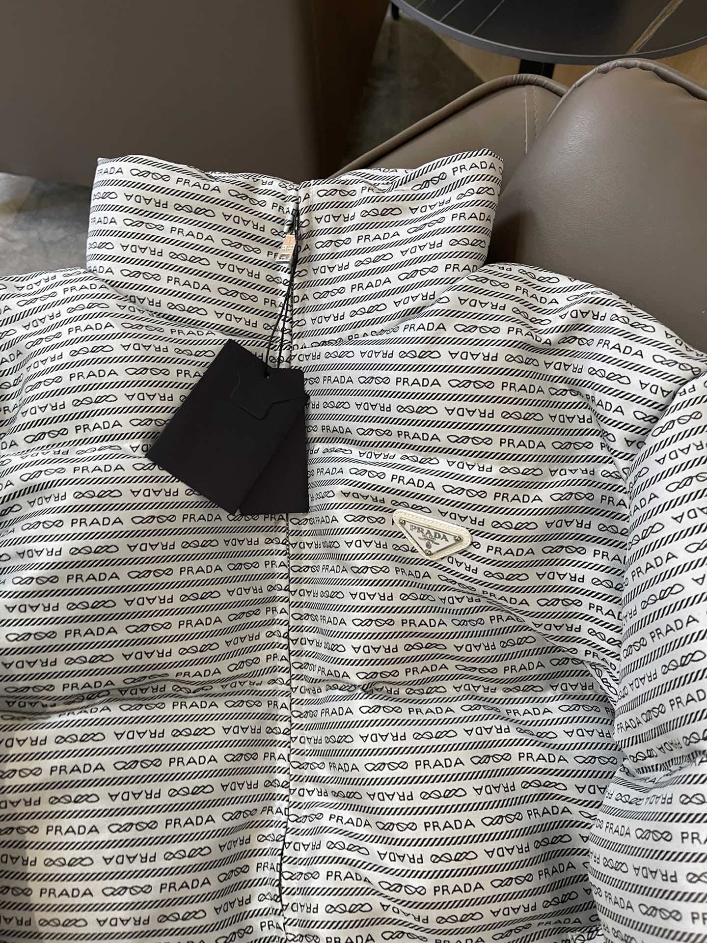 羽绒服特价‼️
T8262#prada 字母印花 90% 白鹅绒 羽绒服 白色 黄色 36/38/40