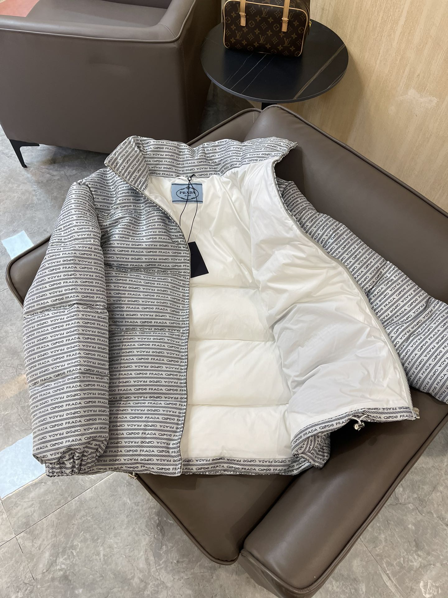 羽绒服特价‼️
T8262#prada 字母印花 90% 白鹅绒 羽绒服 白色 黄色 36/38/40