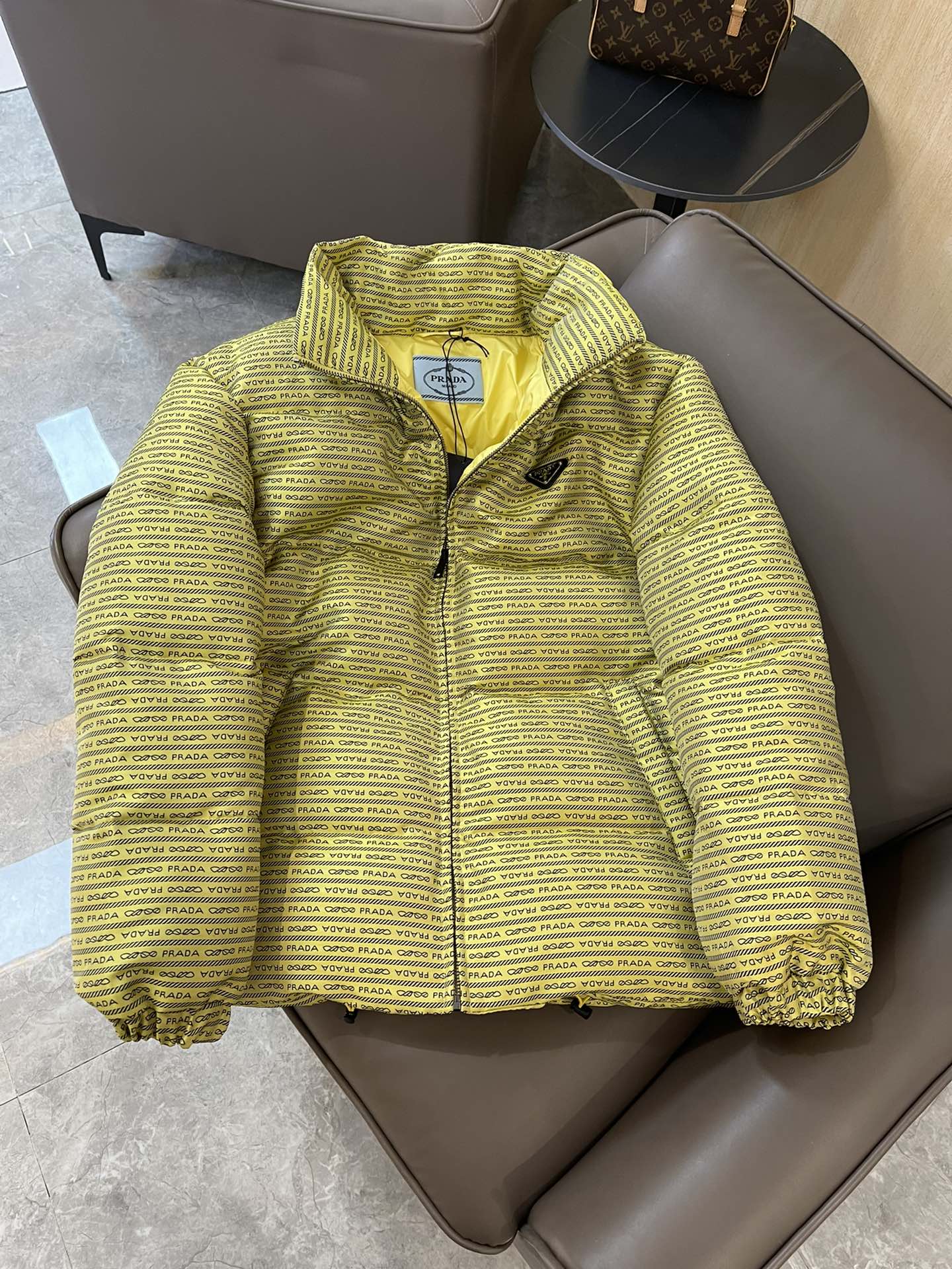 羽绒服特价‼️
T8262#prada 字母印花 90% 白鹅绒 羽绒服 白色 黄色 36/38/40