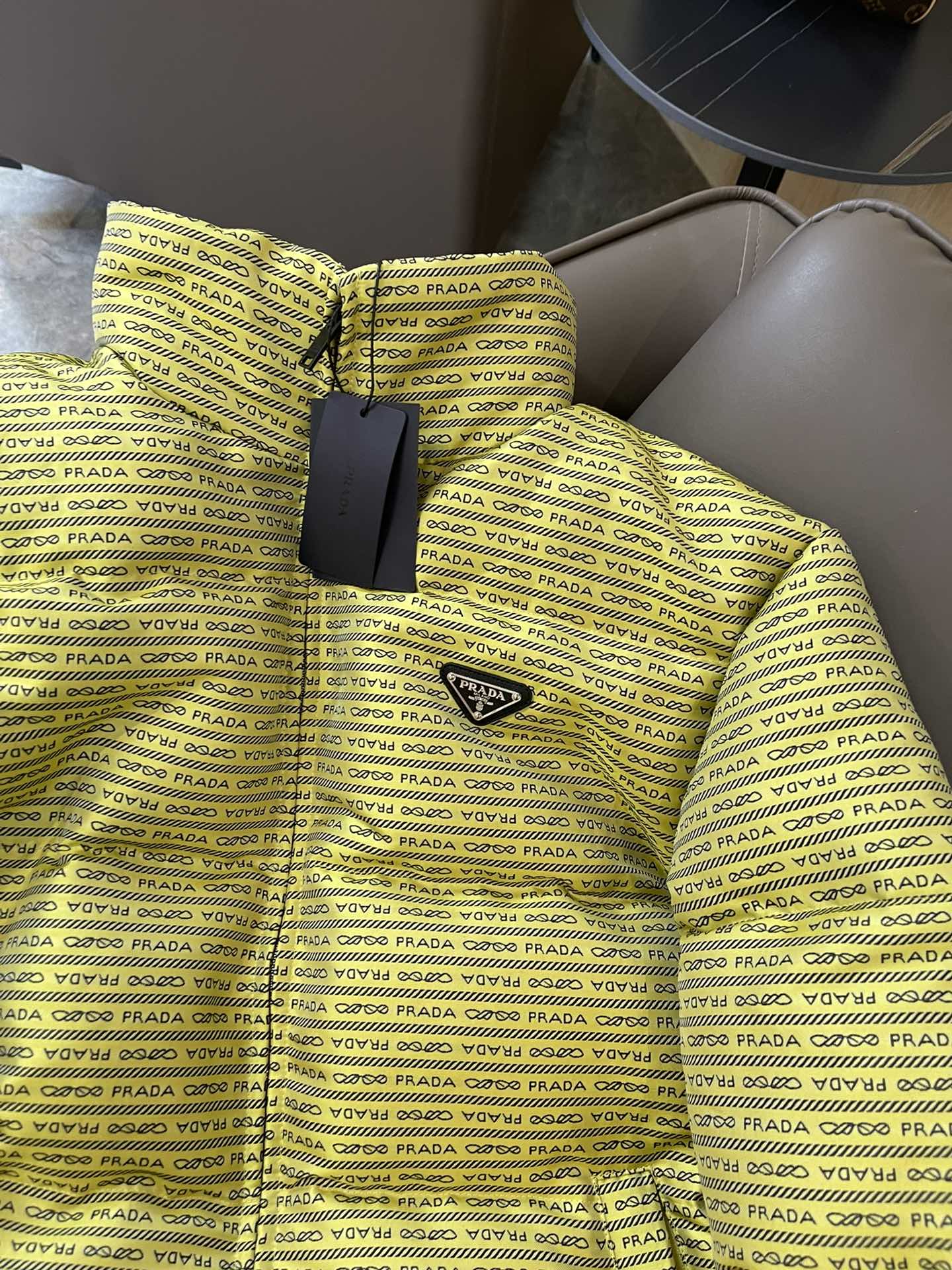 羽绒服特价‼️
T8262#prada 字母印花 90% 白鹅绒 羽绒服 白色 黄色 36/38/40