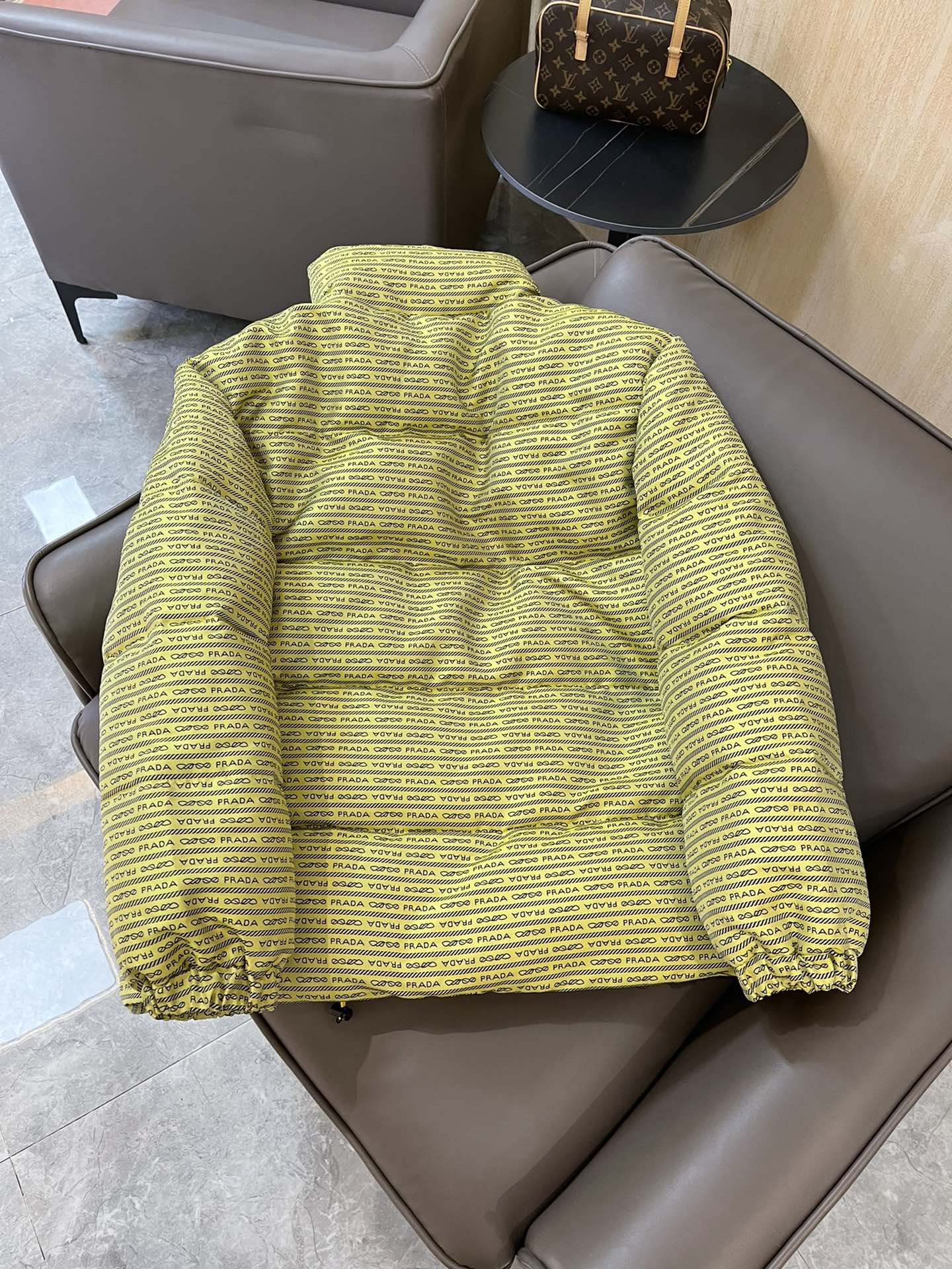 羽绒服特价‼️
T8262#prada 字母印花 90% 白鹅绒 羽绒服 白色 黄色 36/38/40