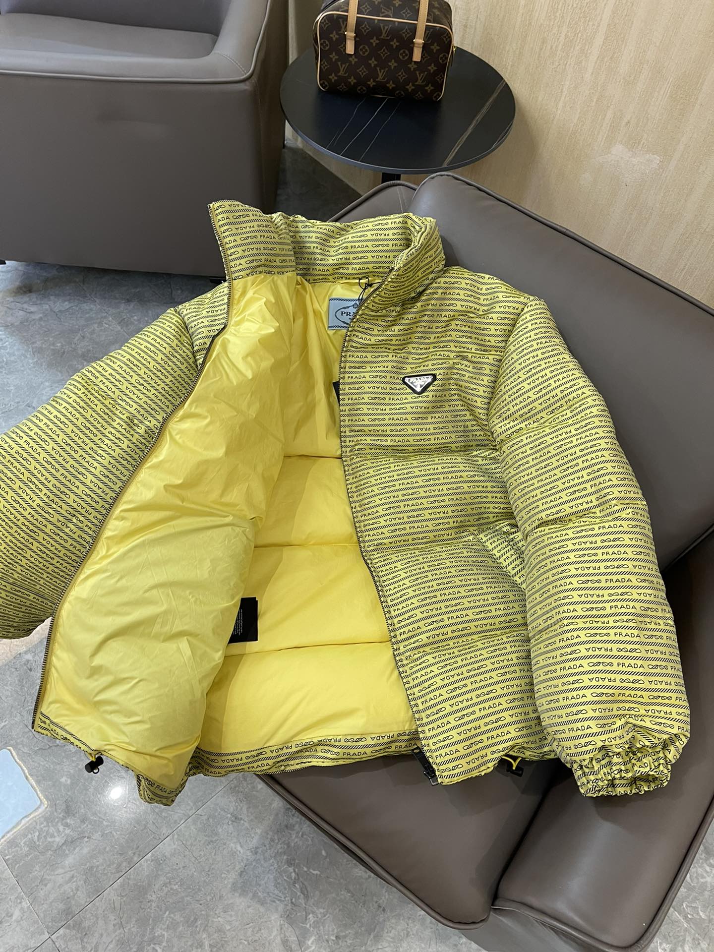 羽绒服特价‼️
T8262#prada 字母印花 90% 白鹅绒 羽绒服 白色 黄色 36/38/40