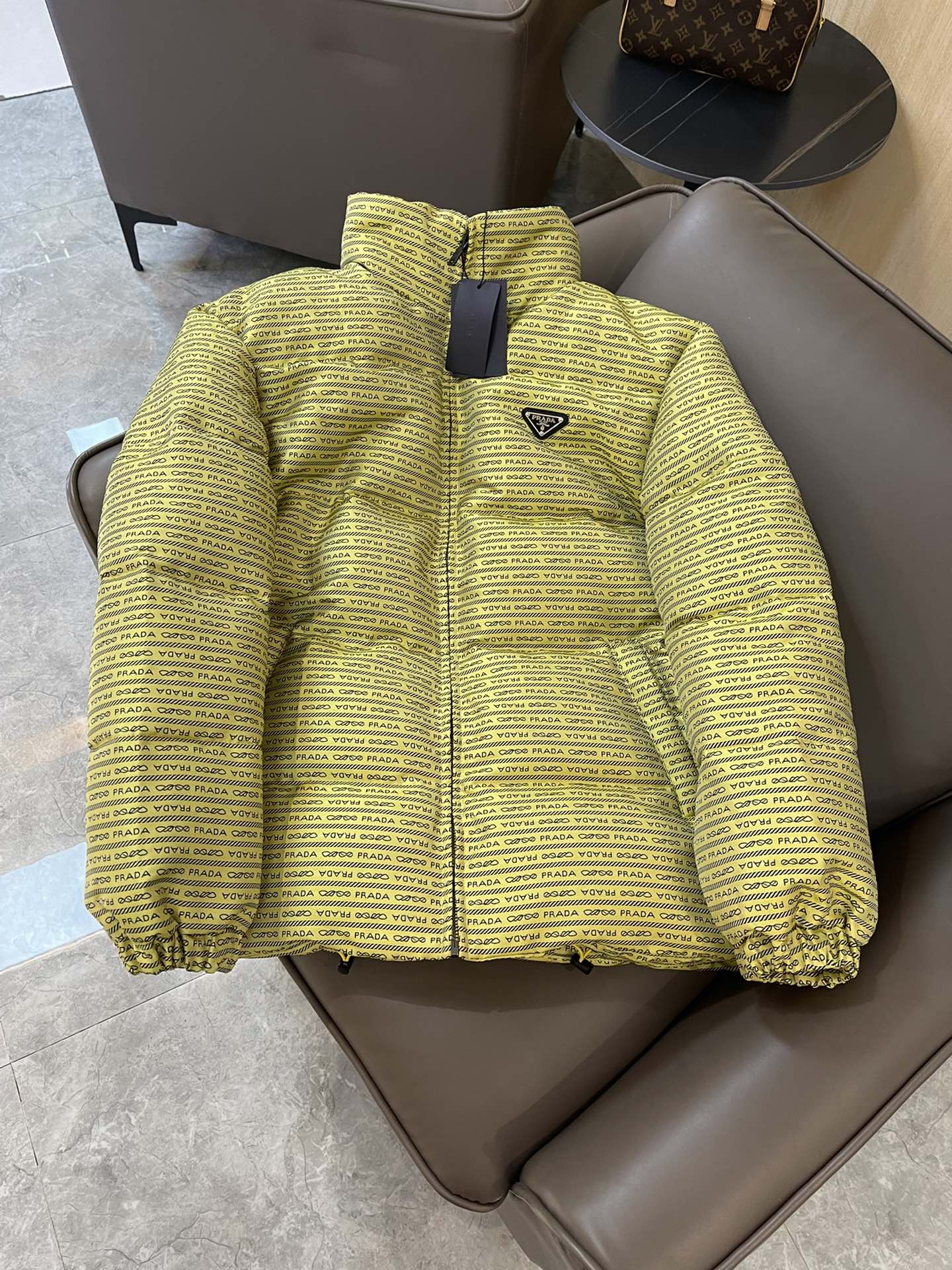 羽绒服特价‼️
T8262#prada 字母印花 90% 白鹅绒 羽绒服 白色 黄色 36/38/40
