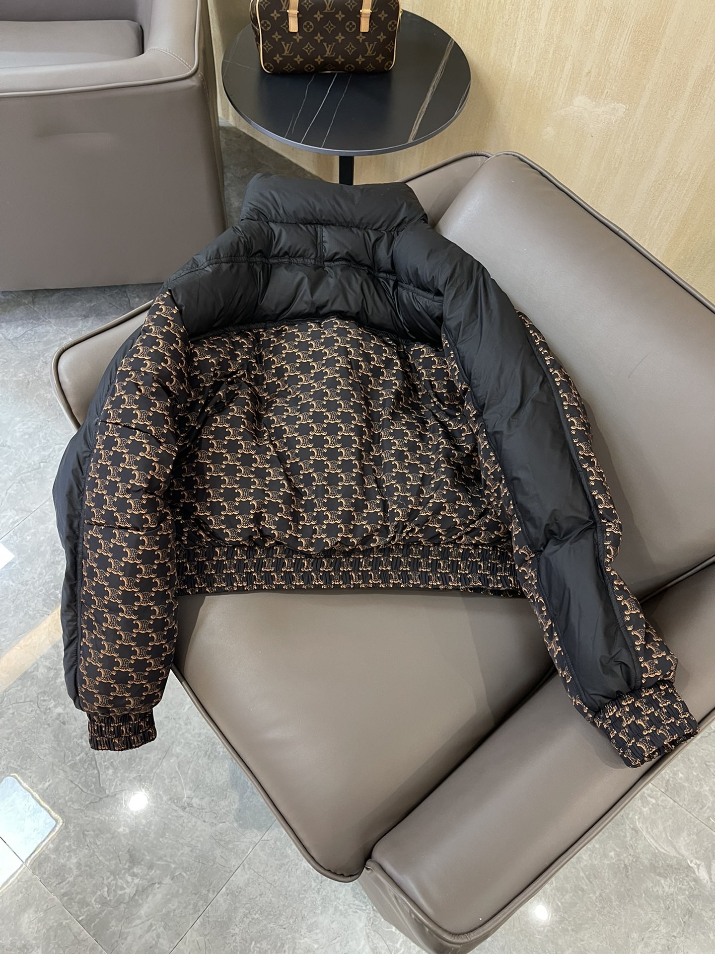 T8254#羽绒服 特价‼️SM
celine 复古老花拼接 90% 白鸭绒 羽绒服 黑色 36/38