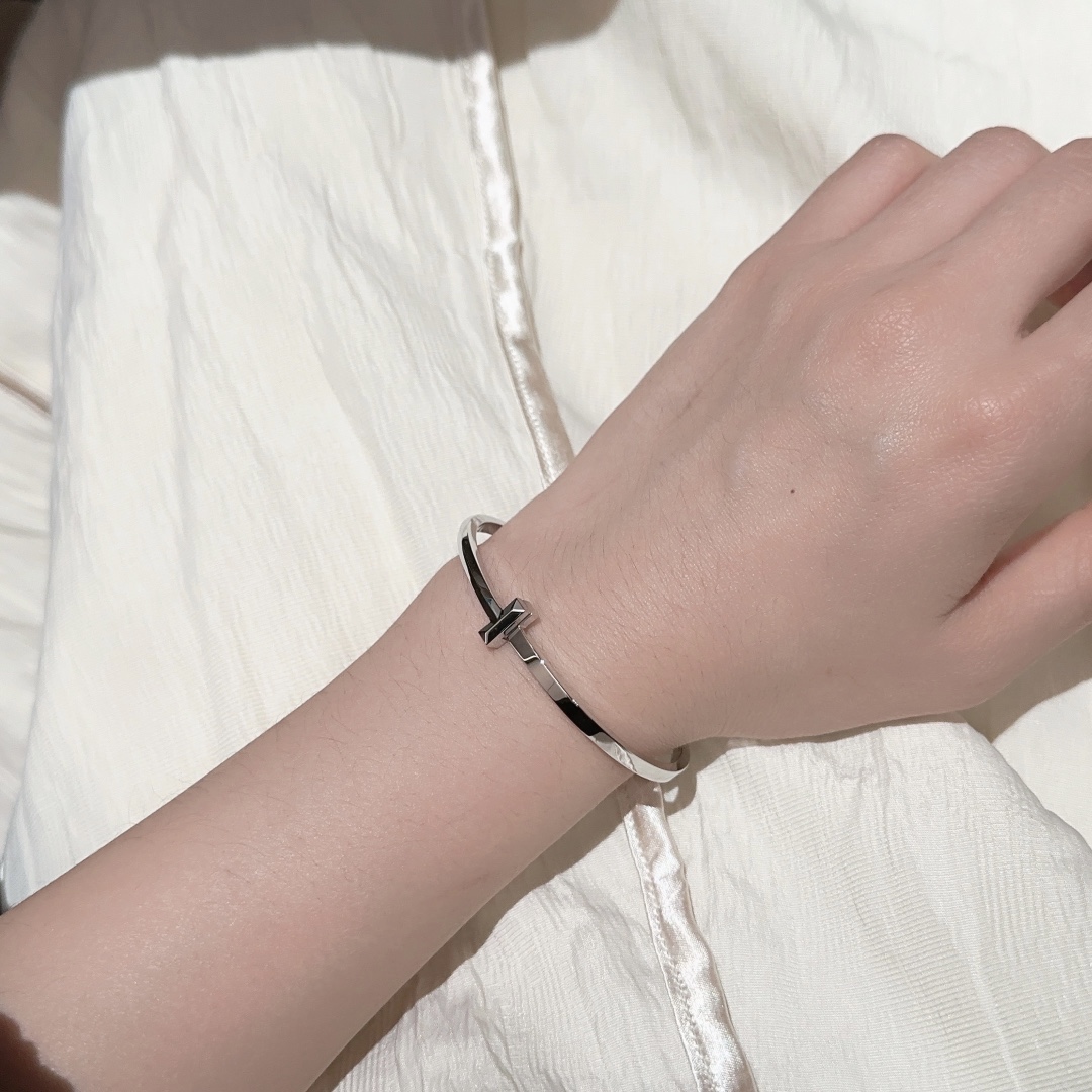 NO:677880,Champion Gu Ailing's same style TH057#T1 light gold narrow bracelet. The soul of T1 lies in its domineering edges and corners. The corners where the motorcycle passes over are domineering and leak out. A little light will make it shine!  Perfect replica!  Every angle is hand-polished to avoid any burrs!  ,,bracelet,Cardia high-end jewelry19860909冠军谷爱凌同款 TH057#T1光金窄式手镯 T1的灵魂在于它霸气的棱角,机车车过的角霸气侧漏,一点点光线就会闪耀的不行！完美复刻！每个角度手工抛光,拒绝任何一处毛刺！,,bracelet,卡迪亚高端饰品,Jewelry