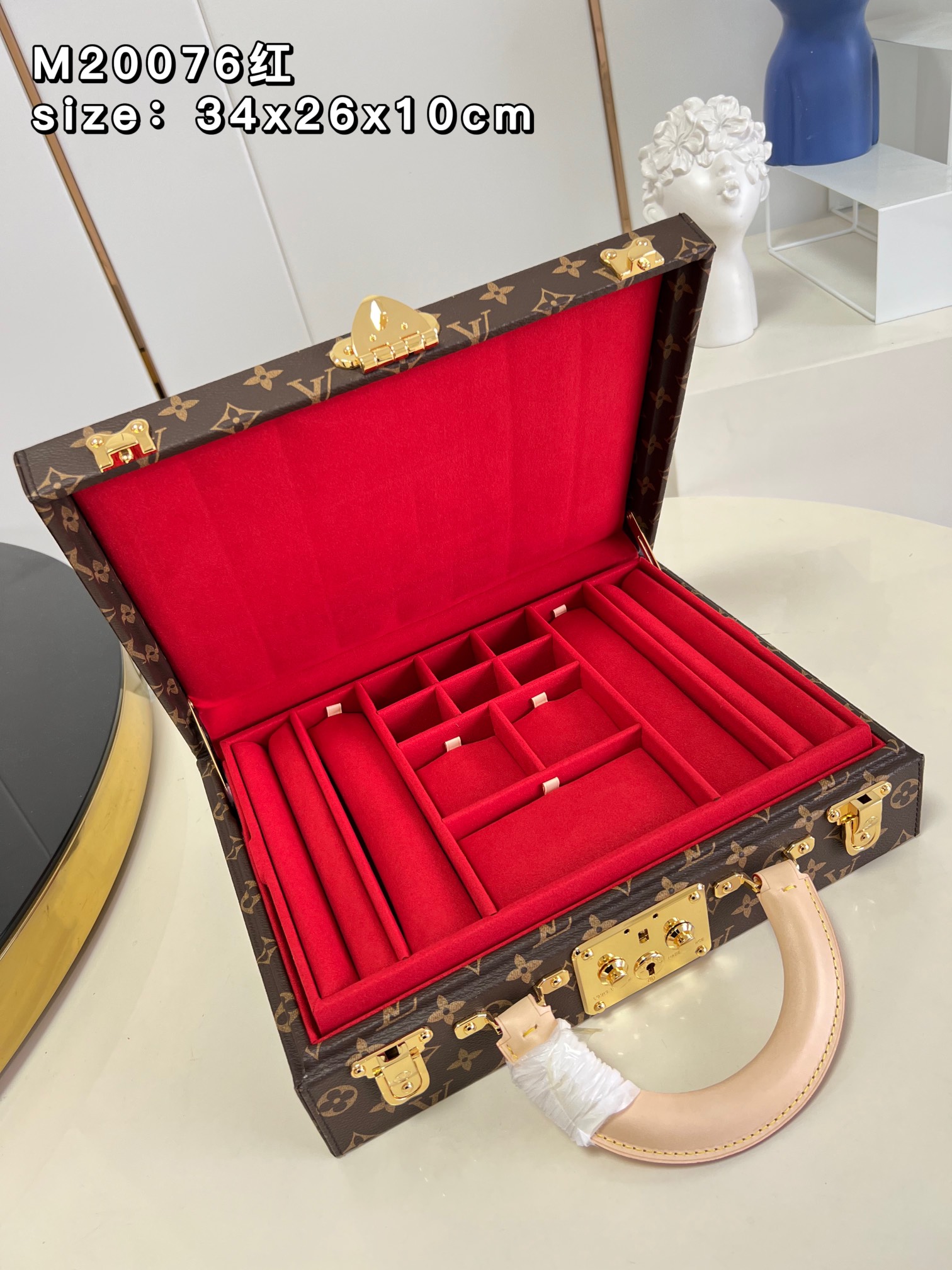 NO:400723,[Exclusive real photo M20076 red] BOTE BIJOUX Jewelry Box This Monogram Jewelry Box is especially suitable for carrying precious objects when traveling. It has thirteen compartments of different sizes, and uses S locks with two suitcase plug-ins and locks. Detailed features 34 x 26 x 10 cm (length x height x width) P. [Warm reminder that this model is too big and does not fit in packaging!  】【Warm reminder This model does not match the packaging】, LV【original leather】, louis vuitton19860909【独家实拍 M20076红】BOTE BIJOUX 珠宝箱 这款 Monogram 珠宝箱尤其适合在旅行时用以携带珍贵物件.设有十三个大小不一的隔层,采用S锁配两个行李箱插锁开合.详细特征34 x 26 x 10 厘米(长度 x 高 x 宽) P.【温馨提示此款太大,不配包装！】【温馨提示此款不配包装】,LV【原厂皮】,louis vuitton,Bag