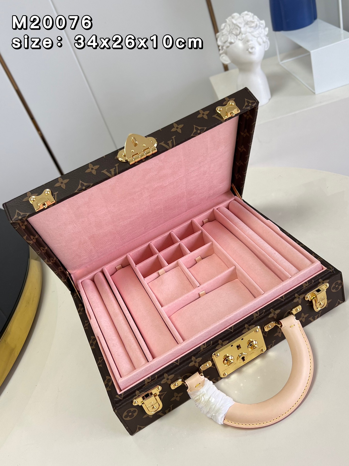 NO:400725,[Exclusive real photo M20076] BOTE BIJOUX Jewelry Box This Monogram Jewelry Box is especially suitable for carrying precious objects when traveling. It has thirteen compartments of different sizes, and uses S locks with two suitcase plug-ins and locks. Detailed features 34 x 26 x 10 cm (length x height x width) P. [Warm reminder that this model is too big and does not fit in packaging!  】【Warm reminder This model does not match the packaging】, LV【original leather】, louis vuitton19860909【独家实拍 M20076】BOTE BIJOUX 珠宝箱 这款 Monogram 珠宝箱尤其适合在旅行时用以携带珍贵物件.设有十三个大小不一的隔层,采用S锁配两个行李箱插锁开合.详细特征34 x 26 x 10 厘米(长度 x 高 x 宽) P.【温馨提示此款太大,不配包装！】【温馨提示 此款不配包装】,LV【原厂皮】,louis vuitton,Bag