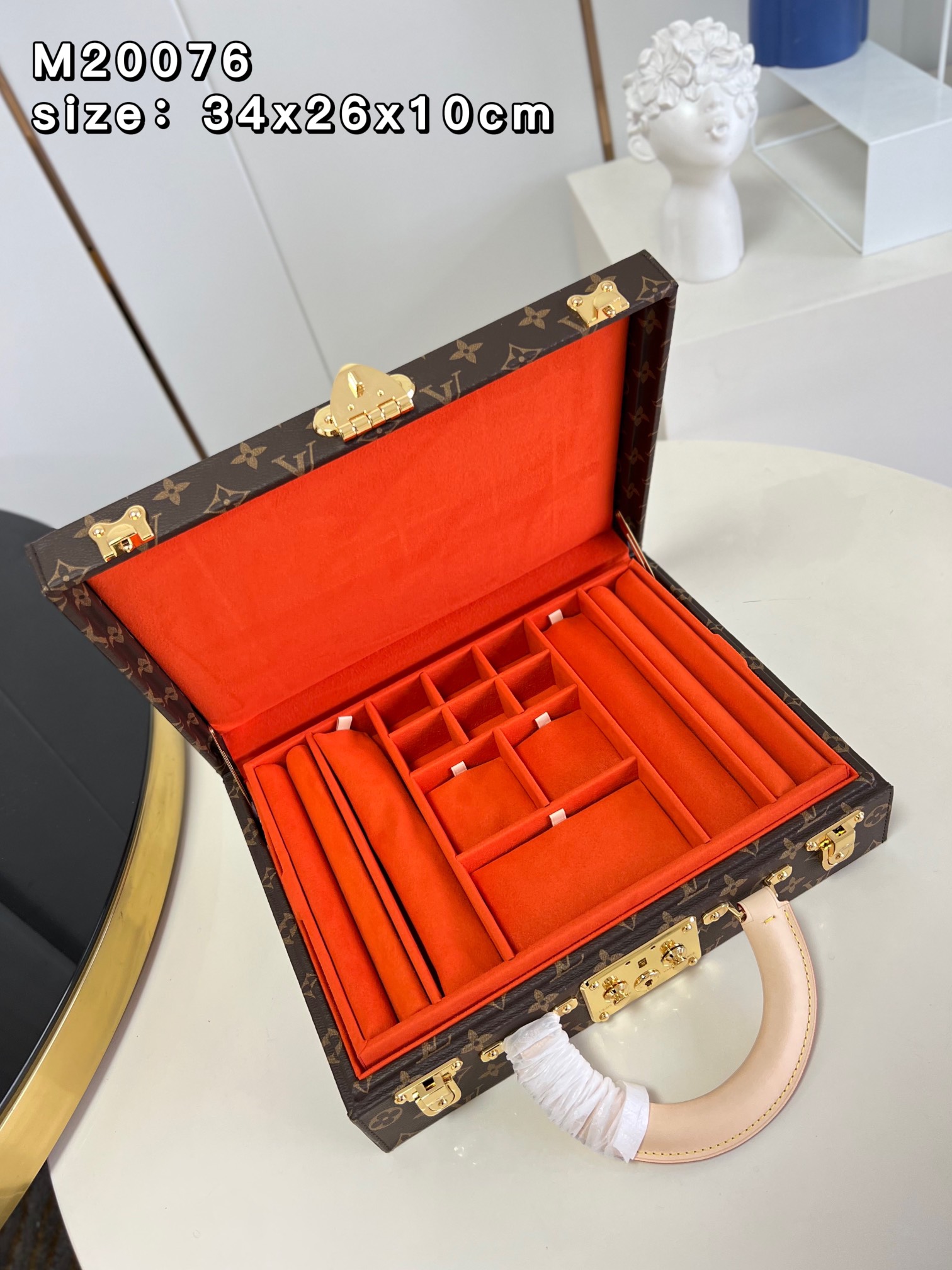 NO:400727,[Exclusive real photo M20076 Orange] BOTE BIJOUX Jewelry Box This Monogram Jewelry Box is especially suitable for carrying precious objects when traveling. It has thirteen compartments of different sizes, and uses S locks with two suitcase plug-ins and locks. Detailed features 34 x 26 x 10 cm (length x height x width) P. [Warm reminder that this model is too big and does not fit in packaging!  】【Warm reminder This model does not match the packaging】, LV【original leather】, louis vuitton19860909【独家实拍 M20076橙】BOTE BIJOUX 珠宝箱 这款 Monogram 珠宝箱尤其适合在旅行时用以携带珍贵物件.设有十三个大小不一的隔层,采用S锁配两个行李箱插锁开合.详细特征34 x 26 x 10 厘米(长度 x 高 x 宽) P.【温馨提示此款太大,不配包装！】【温馨提示 此款不配包装】,LV【原厂皮】,louis vuitton,Bag