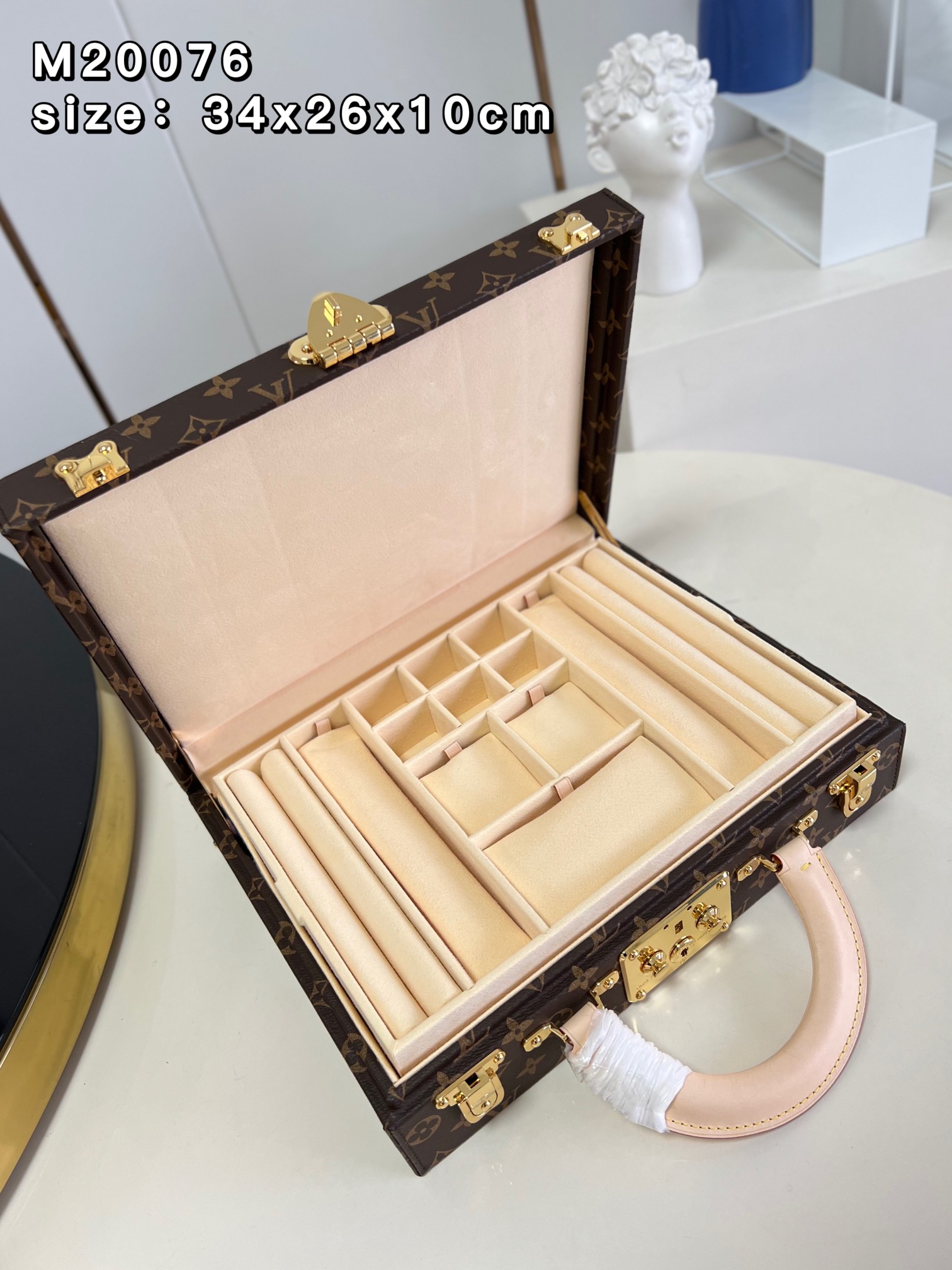 NO:400729,[Exclusive real photo M20076 Apricot] BOTE BIJOUX Jewelry Box This Monogram Jewelry Box is especially suitable for carrying precious objects when traveling. It has thirteen compartments of different sizes, and uses S locks with two suitcase locks. Detailed features 34 x 26 x 10 cm (length x height x width) P. [Warm reminder that this model is too big and does not fit in packaging!  】【Warm reminder This model does not match packaging】, LV【original leather】, louis vuitton19860909【独家实拍 M20076杏】BOTE BIJOUX 珠宝箱 这款 Monogram 珠宝箱尤其适合在旅行时用以携带珍贵物件.设有十三个大小不一的隔层,采用S锁配两个行李箱插锁开合.详细特征34 x 26 x 10 厘米(长度 x 高 x 宽) P.【温馨提示此款太大,不配包装！】【温馨提示 此款不配包装】,LV【原厂皮】,louis vuitton,Bag