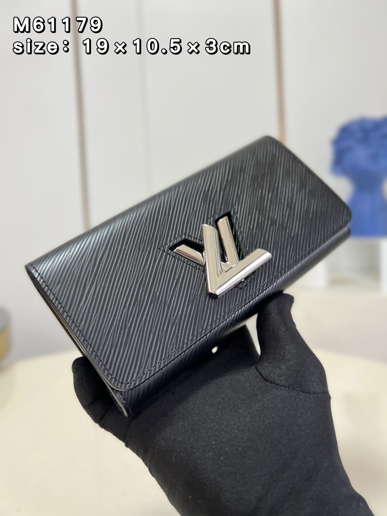 NO:399442,【Exclusive real shot of M61179 black】 Twist wallet is made of Epi leather, conveying the iconic charm of the classic Twist handbag. Functions and trends are gathered by LV Twist twist locks. With a light turn, the L characters are instantly combined with the V characters. There are 2 spacious compartments, 1 zipper coin bag and multiple card mezzanines. Detailed features 19 x 10.5 x 3 cm (length x height x width) ns.,LV [original leather],louis vuitton19860909【独家实拍M61179黑】Twist 钱夹取材 Epi 皮革,传递经典 Twist 手袋的标志性魅力.功能与潮流由 LV Twist 扭锁汇聚,轻轻一转,L 字即刻与 V 字合二为一.内设 2 个宽敞隔层、1 个拉链零钱袋和多个卡片夹层.详细特征19 x 10.5 x 3 厘米 (长度 x 高 x 宽) ns.,LV【原厂皮】,louis vuitton,Bag