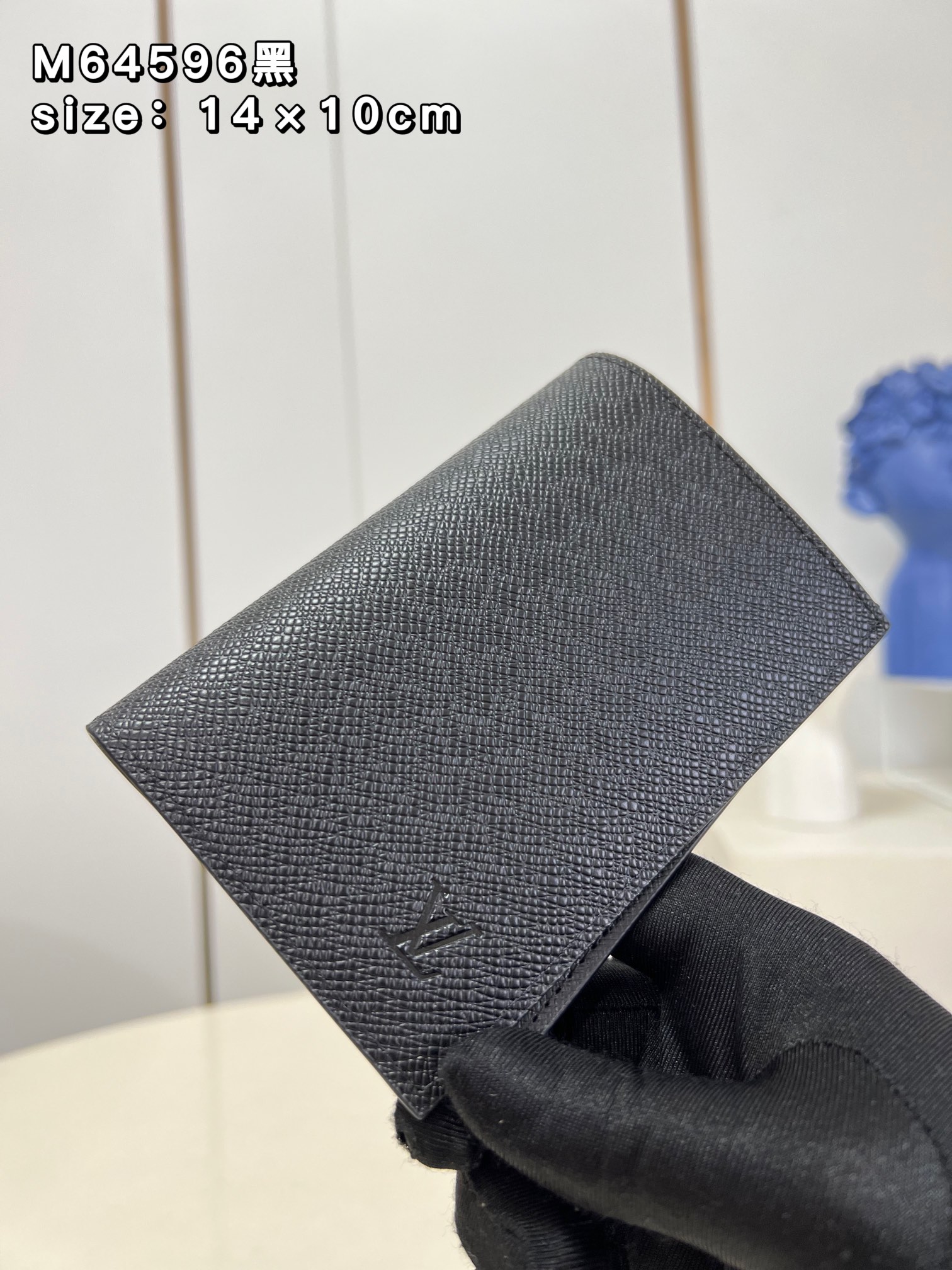 NO:399444,【Exclusive real photo M64596 cross-patterned black】The favorite accessories for modern travelers, this canvas coated passport cover is a combination of fashion and practicality. It is equipped with four credit card slots and two convenient pockets, and quickly access the passport. Size 14×10cm ns.,LV [original leather],louis vuitton19860909【独家实拍 M64596十字纹黑】现代旅行者的心仪配饰,此款涂层帆布材质的护照套是时尚感与实用性的结合.配有四个信用卡插槽与两个便利口袋,快捷取用护照.尺寸14×10cm ns.,LV【原厂皮】,louis vuitton,Bag