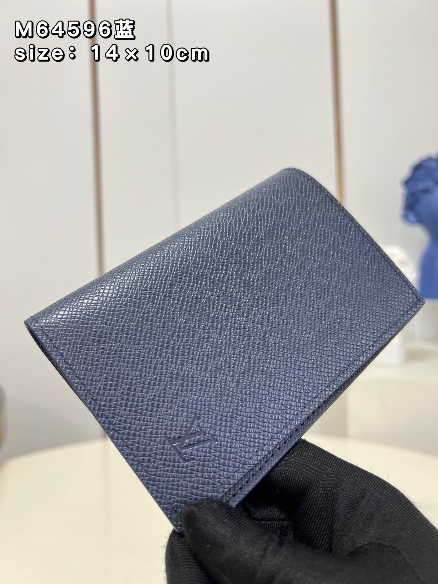 NO:399446,【Exclusive real photo M64596 cross-patterned blue】The favorite accessories for modern travelers, this canvas coated passport cover is a combination of fashion and practicality. It is equipped with four credit card slots and two convenient pockets, and quickly access the passport. Size 14×10cm ns.,LV [original leather],louis vuitton19860909【独家实拍 M64596十字纹蓝】现代旅行者的心仪配饰,此款涂层帆布材质的护照套是时尚感与实用性的结合.配有四个信用卡插槽与两个便利口袋,快捷取用护照.尺寸14×10cm ns.,LV【原厂皮】,louis vuitton,Bag