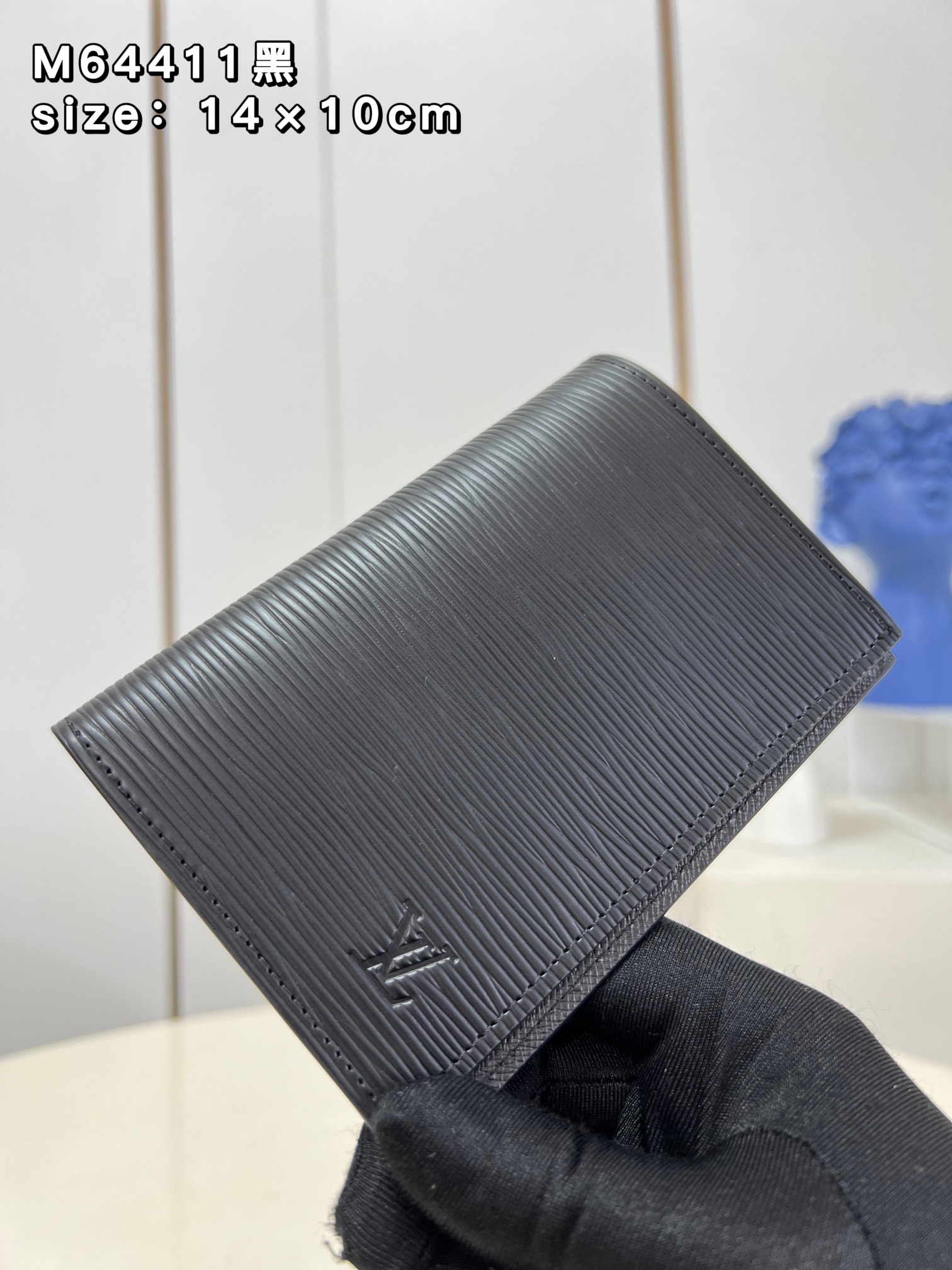 NO:399448,【Exclusive real photo M64411 water ripples black】The favorite accessories for modern travelers, this canvas coated passport cover is a combination of fashion and practicality. It is equipped with four credit card slots and two convenient pockets, and quickly access the passport. Size 14×10cm ns.,LV [original leather],louis vuitton19860909【独家实拍 M64411水波纹黑】现代旅行者的心仪配饰,此款涂层帆布材质的护照套是时尚感与实用性的结合.配有四个信用卡插槽与两个便利口袋,快捷取用护照.尺寸14×10cm ns.,LV【原厂皮】,louis vuitton,Bag