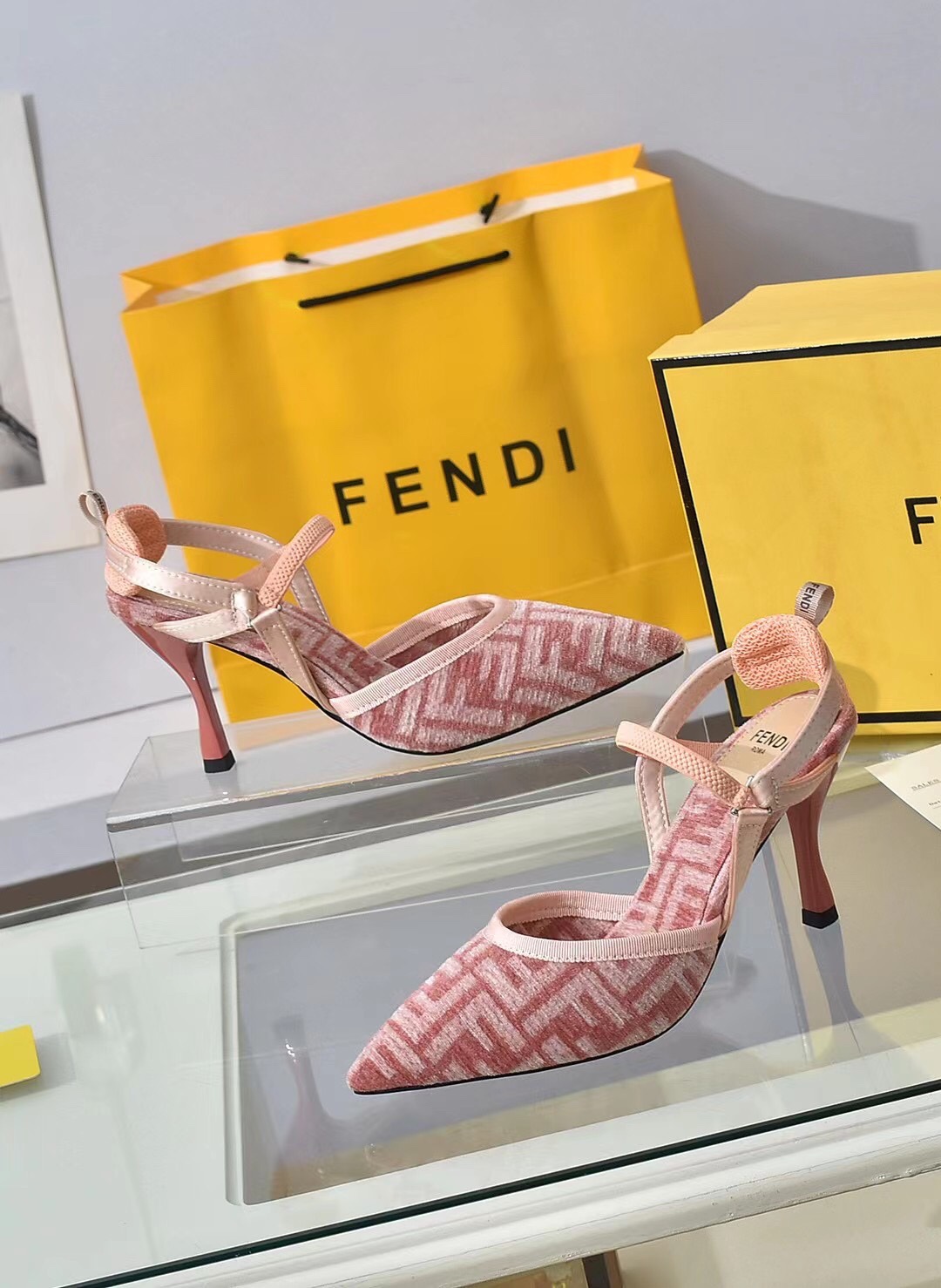 fábrica a cabo: el nuevo contador de Fendi sitio web oficial nuevas sandalias de tacón alto / talón,