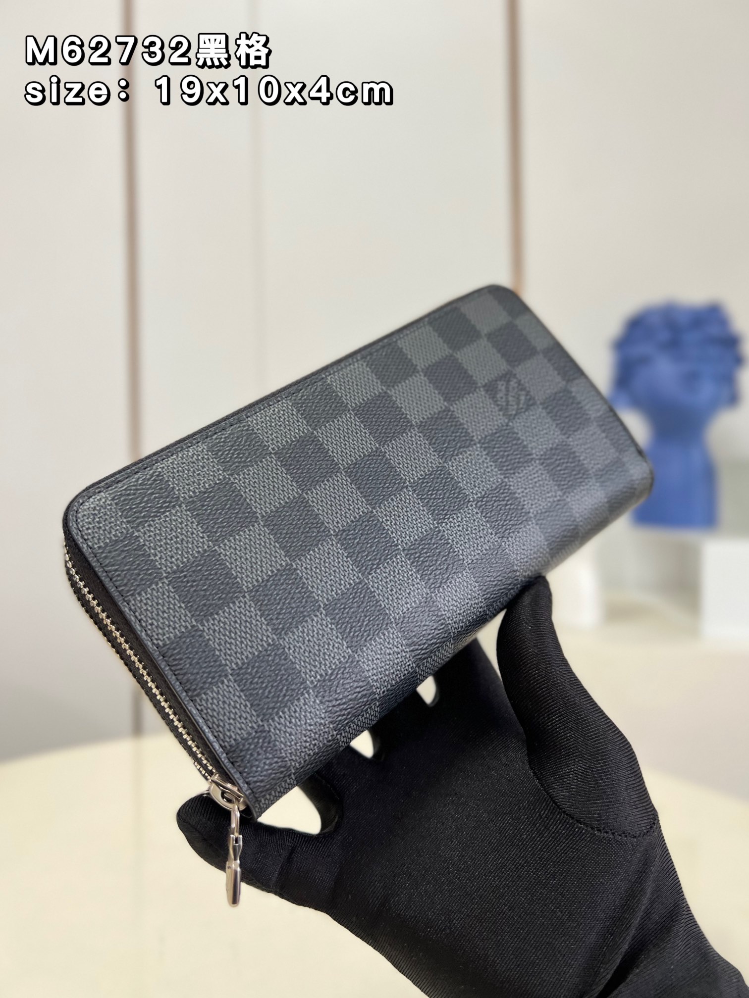 NO:399452,【Exclusive real photo M62732 Black】This extremely practical double zipper Zippy large wallet with enough capacity to rival the bag. The space is large enough, (with a special pocket), keys, passport, cash and all your credit cards. It shows maturity. Size 19×10×4cm ns.320, LV [original leather], louis vuitton19860909【独家实拍 M62732黑格】此款极为实用的双拉链Zippy大号钱夹在容量上足可与包袋相媲美.空间足够大,（有一个特别口袋）、钥匙、护照、现金以及您所有的信用卡.彰显成熟.尺寸19×10×4cm ns.320,LV【原厂皮】,louis vuitton,Bag