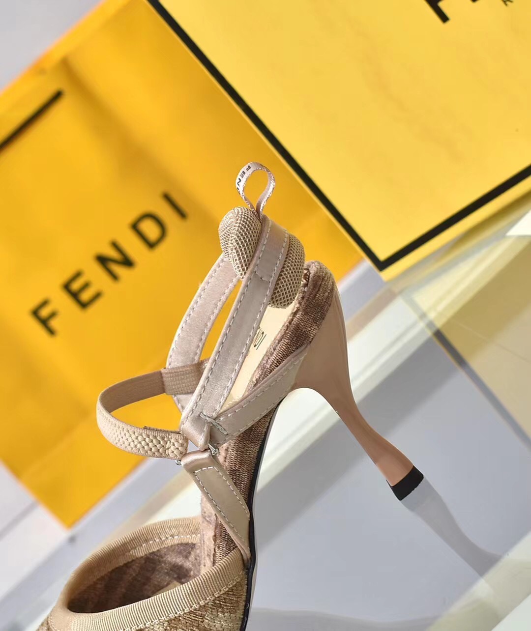 fábrica a cabo: el nuevo contador de Fendi sitio web oficial nuevas sandalias de tacón alto / talón,