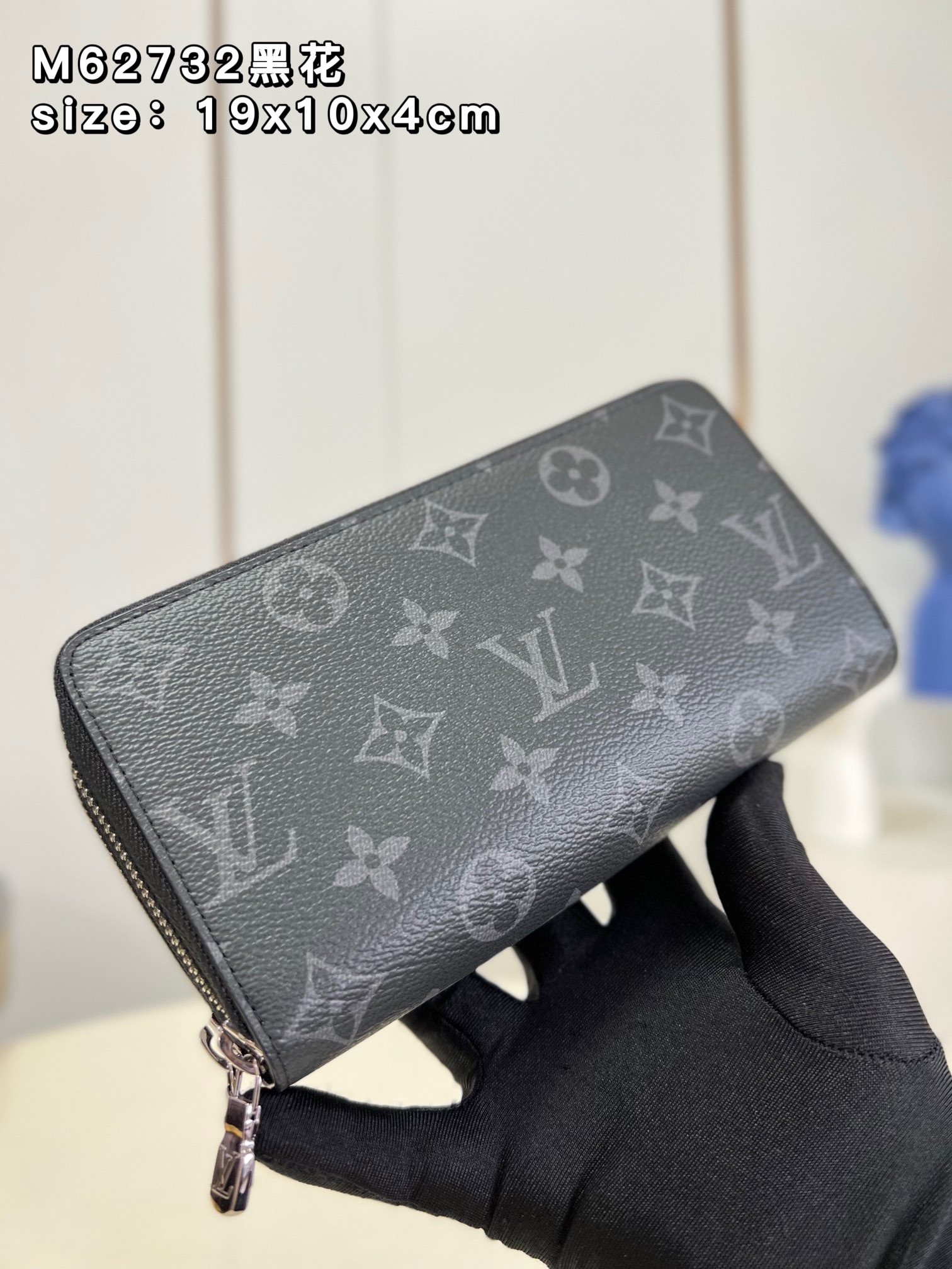 NO:399456,【Exclusive real photo M62732 black flower】This extremely practical double zipper Zippy large wallet with enough capacity to rival the bag. The space is large enough, (with a special pocket), keys, passport, cash and all your credit cards. It shows maturity. Size 19×10×4cm ns.320, LV [original leather], louis vuitton19860909【独家实拍 M62732黑花】此款极为实用的双拉链Zippy大号钱夹在容量上足可与包袋相媲美.空间足够大,（有一个特别口袋）、钥匙、护照、现金以及您所有的信用卡.彰显成熟.尺寸19×10×4cm ns.320,LV【原厂皮】,louis vuitton,Bag