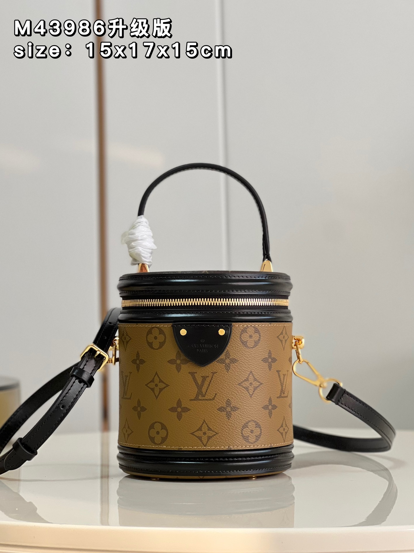 NO:399463,【Exclusive real photo M43986 upgraded version】By drawing on the historical LV Cannes makeup box style, women's art director Nicolas Ghesquière recreates the charm of the past classics with this semi-hard handbag. Small size, Monogram and Monogram Reverse coated canvas mixed fabric, full of Louis Vuitton's traditional appearance design, very elegant. It comes with a top handle and removable leather shoulder strap, providing a variety of portability methods. Detailed features 15 x 17 x 15 cm (length x height x width) Y.,LV【original leather】,louis vuitton,louis vuitton,versace19860909【独家实拍 M43986升级版】借鉴历史悠久的 LV Cannes 化妆箱造型,女装艺术总监 Nicolas Ghesquière 以此款半硬质手袋重现昔日经典的魅力.小号尺寸,Monogram 与 Monogram Reverse 涂层帆布混合面料,充满路易威登传统特色的外观设计,十分雅致.配有顶部手柄和可脱卸皮革肩带,提供多种背携方式.详细特征15 x 17 x 15 厘米 (长度 x 高 x 宽) Y.,LV【原厂皮】,louis vuitton,louis vuitton,versace,Bag