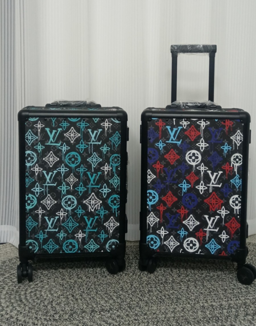 Esta maleta retro con estampado Monogram estilo graffiti en lona, muestra un estilo urbano vibrante. Su estructura lige…