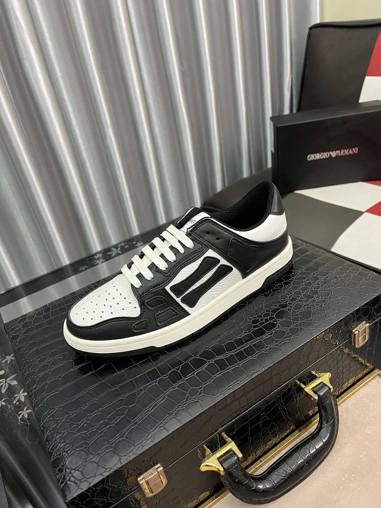 NO:558087,AMIRI Skel-Top AMIRI Skel-Top Skeleton low-top sneakers. The panda color scheme has been popular among many people before. This year's new color scheme is even more nice. The style is similar to Nike AJ1, a must-have item for fashionistas. The destructive effect of the splicing of exotic materials and the echo of the bone elements in the shoe enhance the street tone. The texture and workmanship are really great. It is very practical and durable for daily wear!  Made of imported cowhide, decorated with bone fragments on the sides of the upper, novel and unique, good three-dimensional effect, customized metal LOGO nameplate and hangtag, high-density breathable mesh + original molded TPU outsole, men's size 38--444 colors available, amiri, sneakers, cowhide19860909AMIRI Skel-Top埃米尔骨头鞋 骨头低帮运动鞋,之前熊猫配色已经有不少人热捧, 今年新出配色更加nice,版型酷似Nike AJ1 潮人必备单品, 破坏效果异素材质拼接与鞋款中骨骼元素呼应组合增强街头调性,质感做工真的很赞,日常都很实穿耐搭配！ 进口牛皮打造,鞋帮侧面骨头片装饰,新颖别致,立体感好,定制金属LOGO铭牌及吊牌, 高密度透气网布+原版开模TPU大底, 男码38--444色可选,,amiri,sneakers,cowhide,Men's shoes