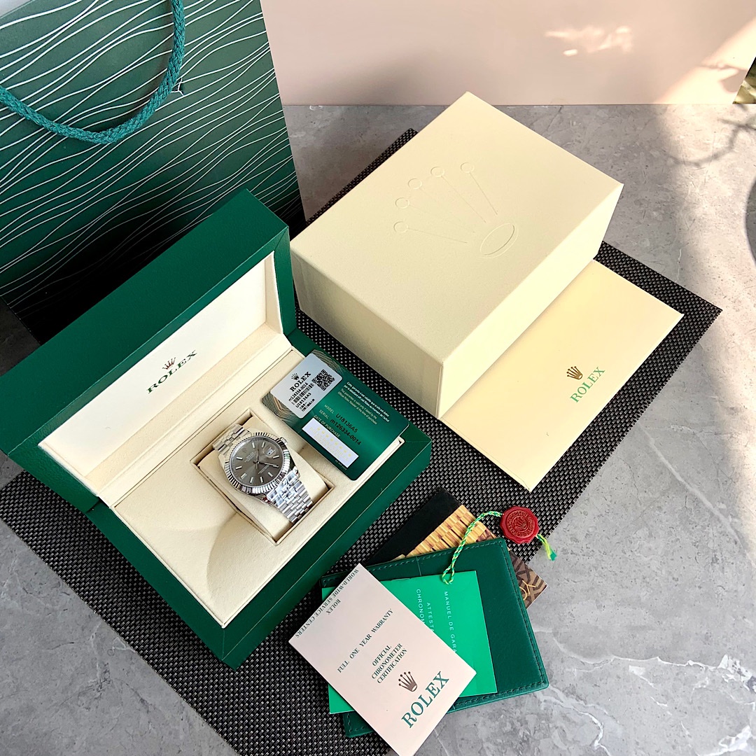 NO:390119,Rolex Log's 'Latest Version of Cow Products' is on sale!  !  Rolex's 'Diary' is a model of classic watches, both in terms of function and aesthetic style, and has been updated for a long time. This watch was released in 2009. It is the world's first self-winding watch with a calendar window at 3 o'clock, embodying all the major innovations of Rolex at that time to lay a milestone for the production of modern watches. The log watch has been baptized by years and still maintains its long-lasting aesthetic style. Therefore, the log watch has become one of the most recognizable famous watches for a long time!  This version is made of Rolex's special 904 stainless steel. You should know that the current technical level can achieve perfect appearance and details, and it is not a problem!  The most important thing is that our movement replacement solution is to use SW fully automatic mechanical movement imported from Switzerland!  True stability, durability and durability are no less than that of ZP movement!  It will truly allow you to get it done once and for all, and the classics can be passed on!  Many original movements boast about the market. You can think that Rolex's original movement is not sold to the public, and even if it can get after-sales channels, the price is a few W. We don't brag or make the details really well!  The dial diameter is 41mm, sapphire wear-resistant mirror, the case strap is very finely polished, and the sealed bottom case is not removed and the appearance of the movement is consistent with the original!  Complete package!  The price is very impressive!  , stuart weitzman,rolex19860909劳力士日志“最新版牛货”开始发售！！劳力士“日志型”堪称经典腕表的典范,不论是功能还是美学风格,都历久常新.此腕表于年问世,是世界上首款在3点钟位置设日历窗的自动上链腕表,凝聚了劳力士当时所有重大创新为现代腕表制作奠下里程碑.日志型腕表经历了岁月洗礼仍然保持其恒久的美学风格,因此日志型腕表成为容易辨识的名表之一长盛不衰经典款！此版本采用劳力士专用904精钢材质,要知道现在的技术水平能做到完美的外观、细节、都不是问题！最为重要是我们的机芯替改方案是用瑞士进口SW全自动机械机芯！真正稳定性能耐用程度不逊色于ZP机芯！真正会让你一劳永逸,经典可传承！很多市面上吹嘘装的原装机芯,可以想想劳力士的原装机芯不对外销售就是能拿到售后渠道的机芯价格也要几个W.我们不吹不擂实实在在做好细节！表盘直径41mm,蓝宝石耐磨镜面,表壳表带做工打磨非常精细,密闭底壳不拆开看机芯外观看跟原装一致！全套包装出！价格非常给力！,,stuart weitzman,rolex,Watch