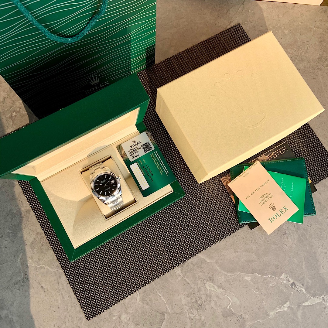 NO:391145,Rolex Log's 'Latest Version of Cow Products' is on sale!  !  Rolex's 'Diary' is a model of classic watches, both in terms of function and aesthetic style, and has been updated for a long time. This watch was released in 2009. It is the world's first self-winding watch with a calendar window at 3 o'clock, embodying all the major innovations of Rolex at that time to lay a milestone for the production of modern watches. The log watch has been baptized by years and still maintains its long-lasting aesthetic style. Therefore, the log watch has become one of the most recognizable famous watches for a long time!  This version is made of Rolex's special 904 stainless steel. You should know that the current technical level can achieve perfect appearance and details, and it is not a problem!  The most important thing is that our movement replacement solution is to use SW fully automatic mechanical movement imported from Switzerland!  True stability, durability and durability are no less than that of ZP movement!  It will truly allow you to get it done once and for all, and the classics can be passed on!  Many original movements boast about the market. You can think that Rolex's original movement is not sold to the public, and even if it can get after-sales channels, the price is a few W. We don't brag or make the details really well!  The dial diameter is 41mm, sapphire wear-resistant mirror, the case strap is very finely polished, and the sealed bottom case is not removed and the appearance of the movement is consistent with the original!  Complete package!  The price is very impressive!  , stuart weitzman,rolex19860909劳力士日志“最新版牛货”开始发售！！劳力士“日志型”堪称经典腕表的典范,不论是功能还是美学风格,都历久常新.此腕表于年问世,是世界上首款在3点钟位置设日历窗的自动上链腕表,凝聚了劳力士当时所有重大创新为现代腕表制作奠下里程碑.日志型腕表经历了岁月洗礼仍然保持其恒久的美学风格,因此日志型腕表成为容易辨识的名表之一长盛不衰经典款！此版本采用劳力士专用904精钢材质,要知道现在的技术水平能做到完美的外观、细节、都不是问题！最为重要是我们的机芯替改方案是用瑞士进口SW全自动机械机芯！真正稳定性能耐用程度不逊色于ZP机芯！真正会让你一劳永逸,经典可传承！很多市面上吹嘘装的原装机芯,可以想想劳力士的原装机芯不对外销售就是能拿到售后渠道的机芯价格也要几个W.我们不吹不擂实实在在做好细节！表盘直径41mm,蓝宝石耐磨镜面,表壳表带做工打磨非常精细,密闭底壳不拆开看机芯外观看跟原装一致！全套包装出！价格非常给力！,,stuart weitzman,rolex,Watch