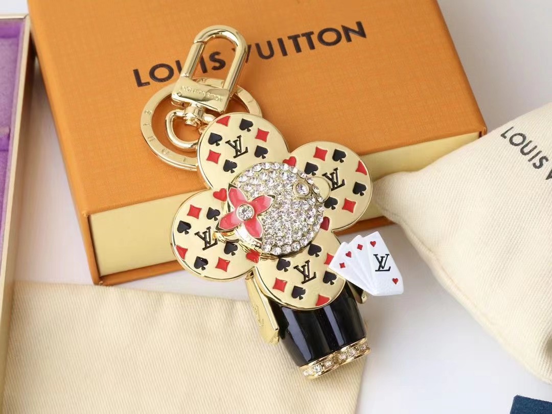 Close-up of diamond details on the sunflower keychain