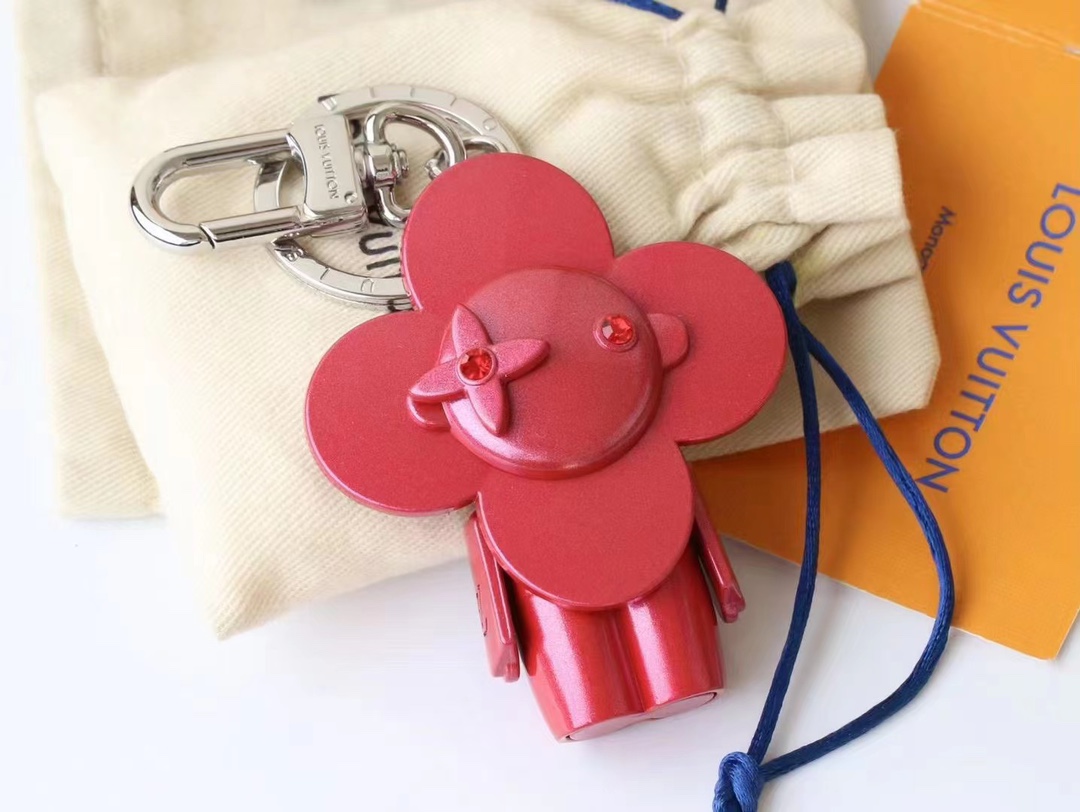 Close-up of the center of the charming sunflower keychain