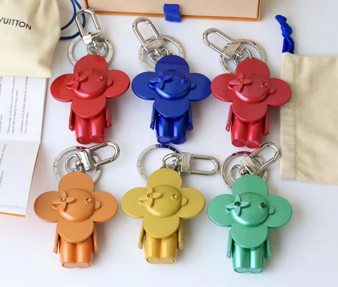 Front view of charming sun flower keychain