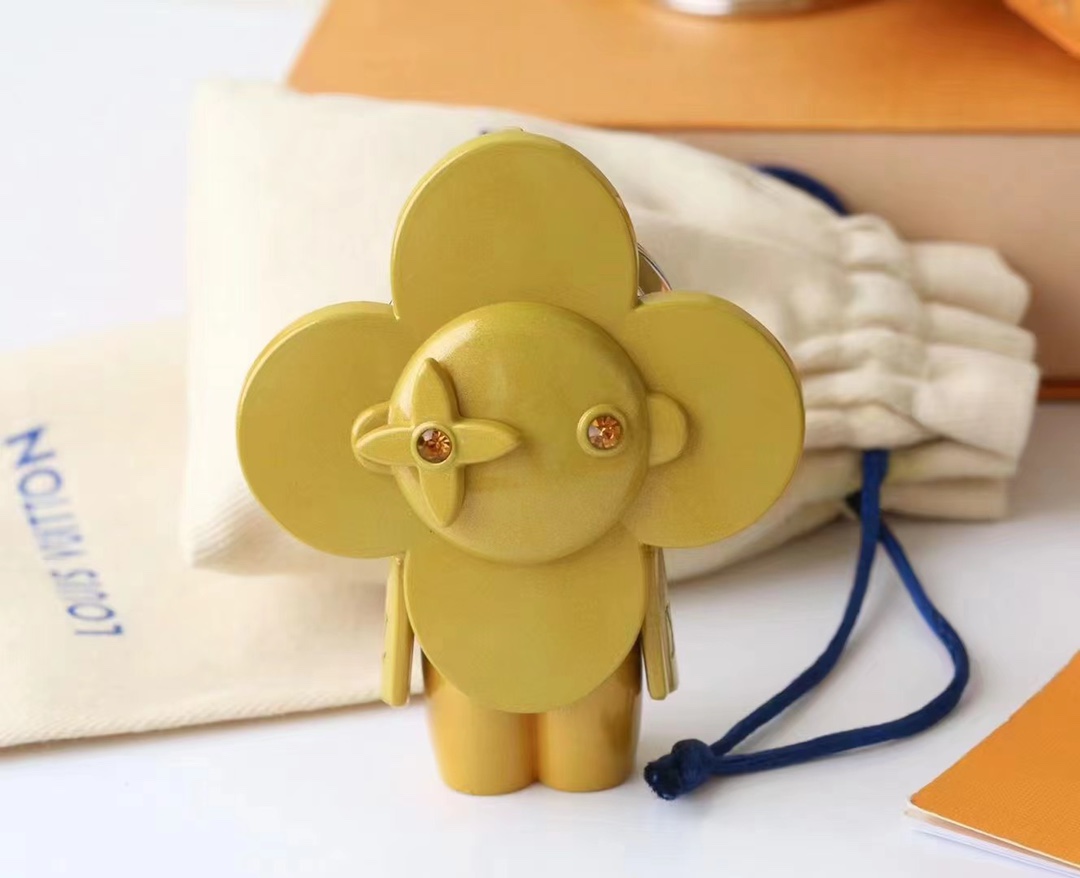 Side view of charming sunflower keychain